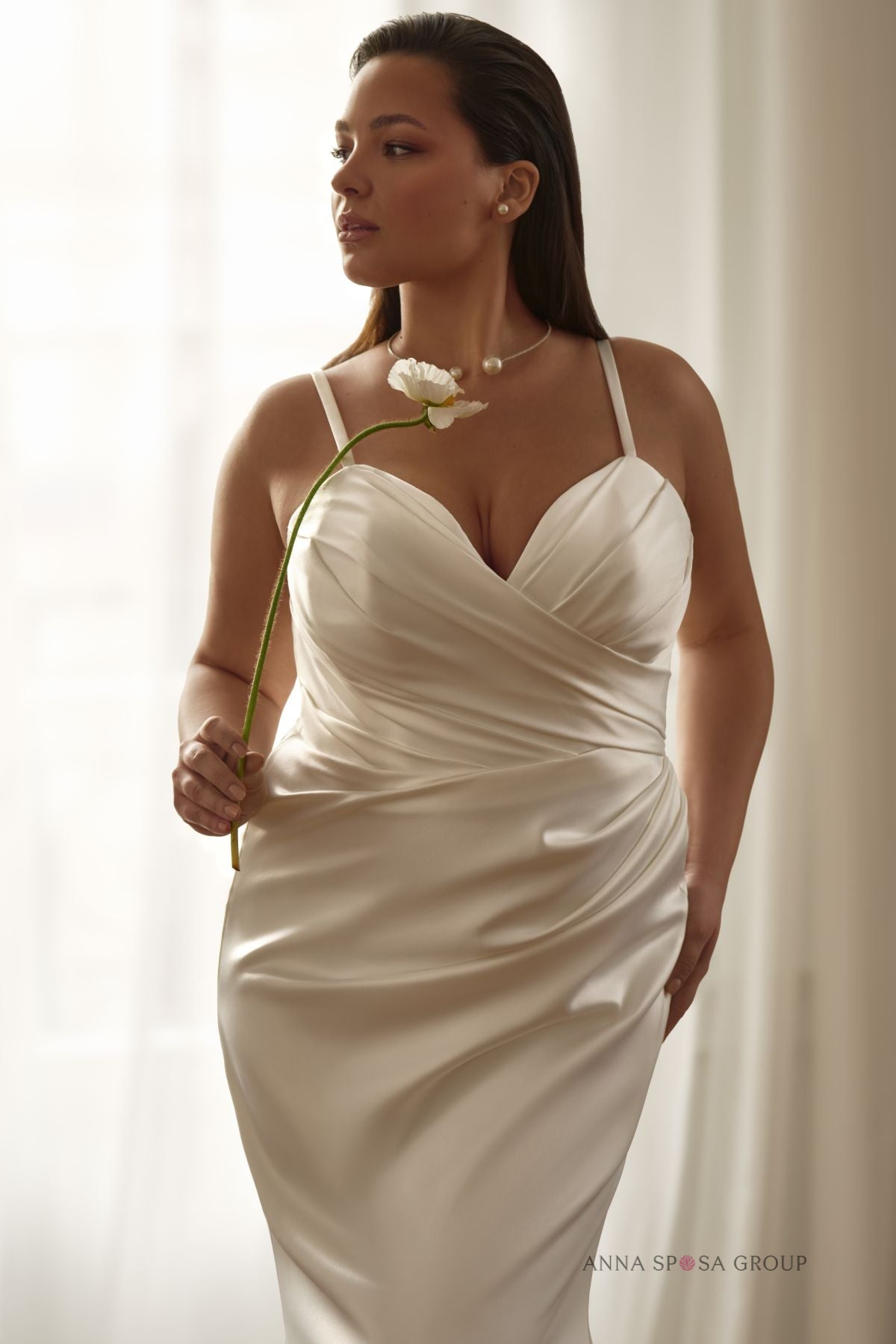 Robe de mariée Anna Sposa Nishane – Coupe sirène minimaliste en satin ivoire brillant
