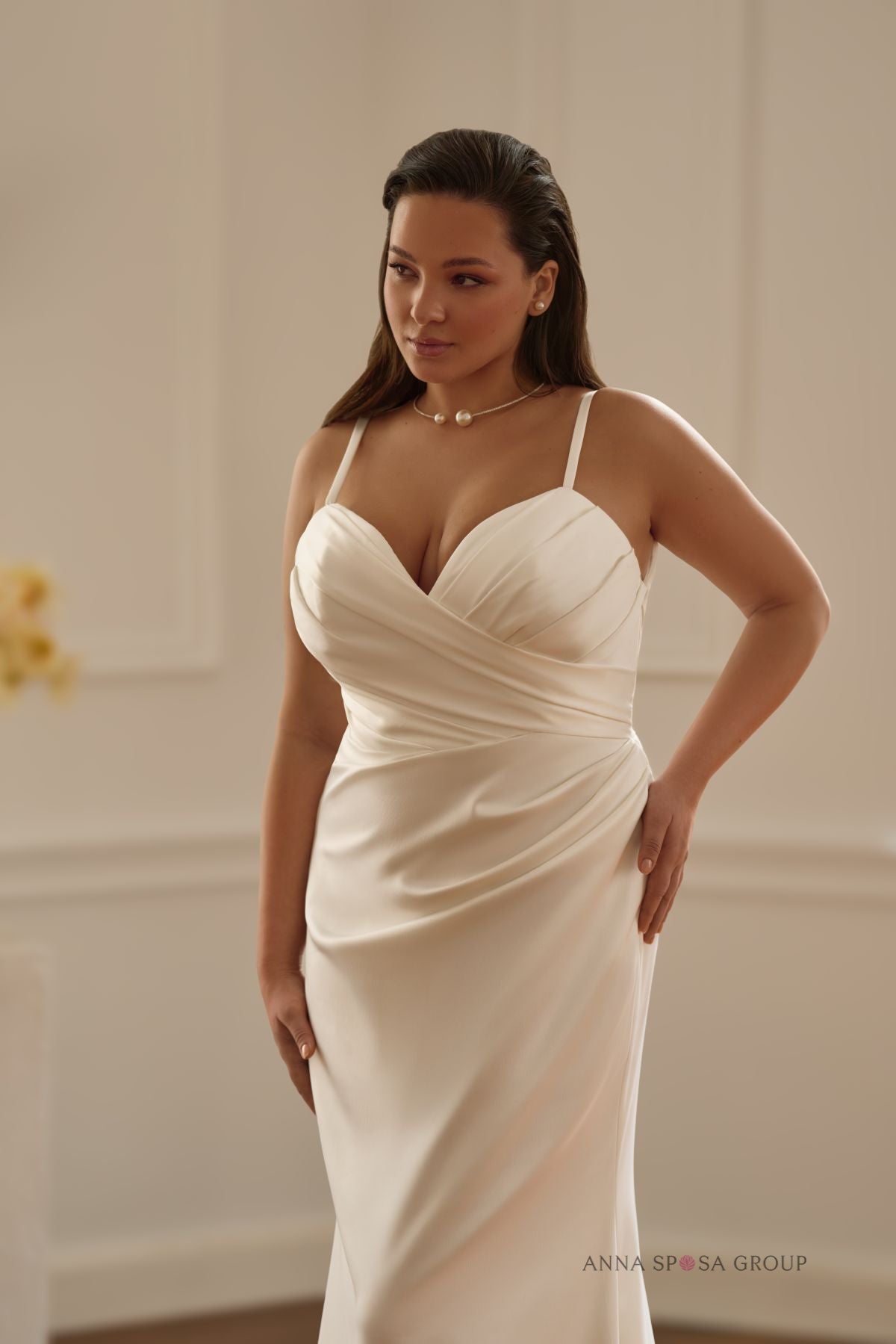 Robe de mariée Anna Sposa Nishane – Coupe sirène minimaliste en satin ivoire brillant