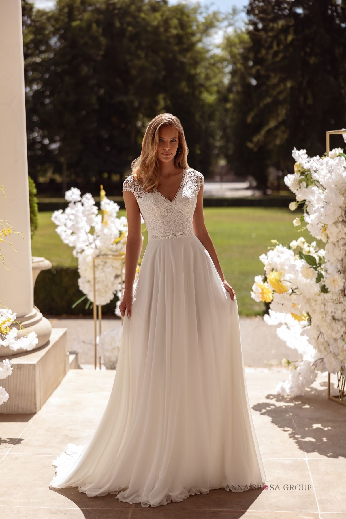 Robe de mariée Anna Sposa Petunia – Ligne A en dentelle avec manches courtes et jupe fluide