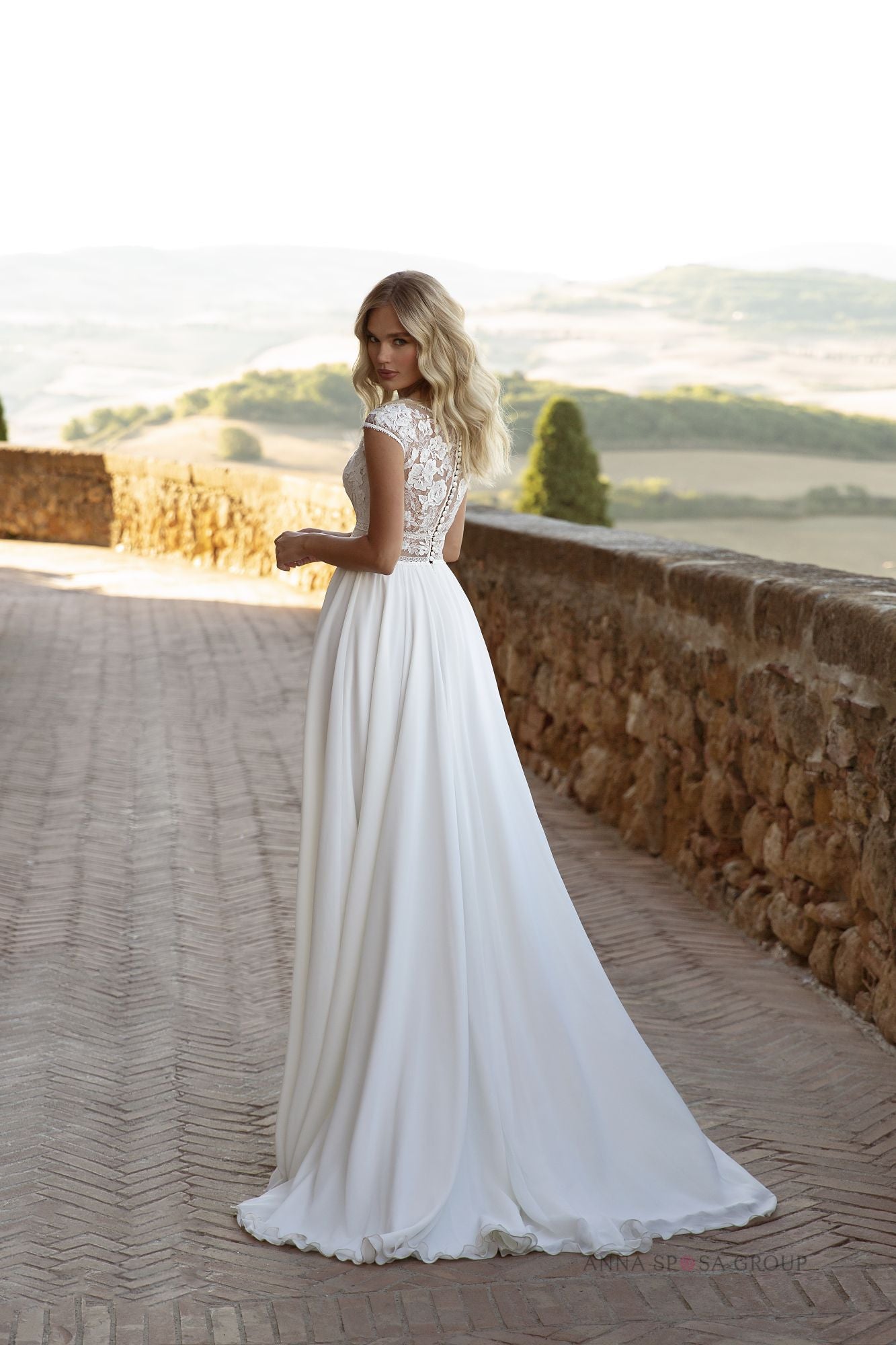 Robe de mariée La Petra Pollux – Ligne A ivoire en dentelle florale avec manches courtes et fente élégante