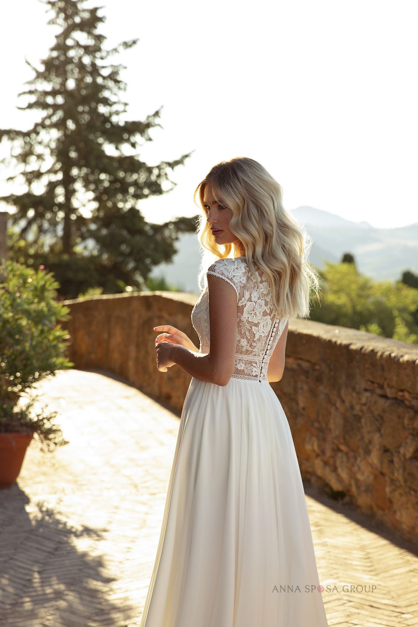 Robe de mariée La Petra Pollux – Ligne A ivoire en dentelle florale avec manches courtes et fente élégante