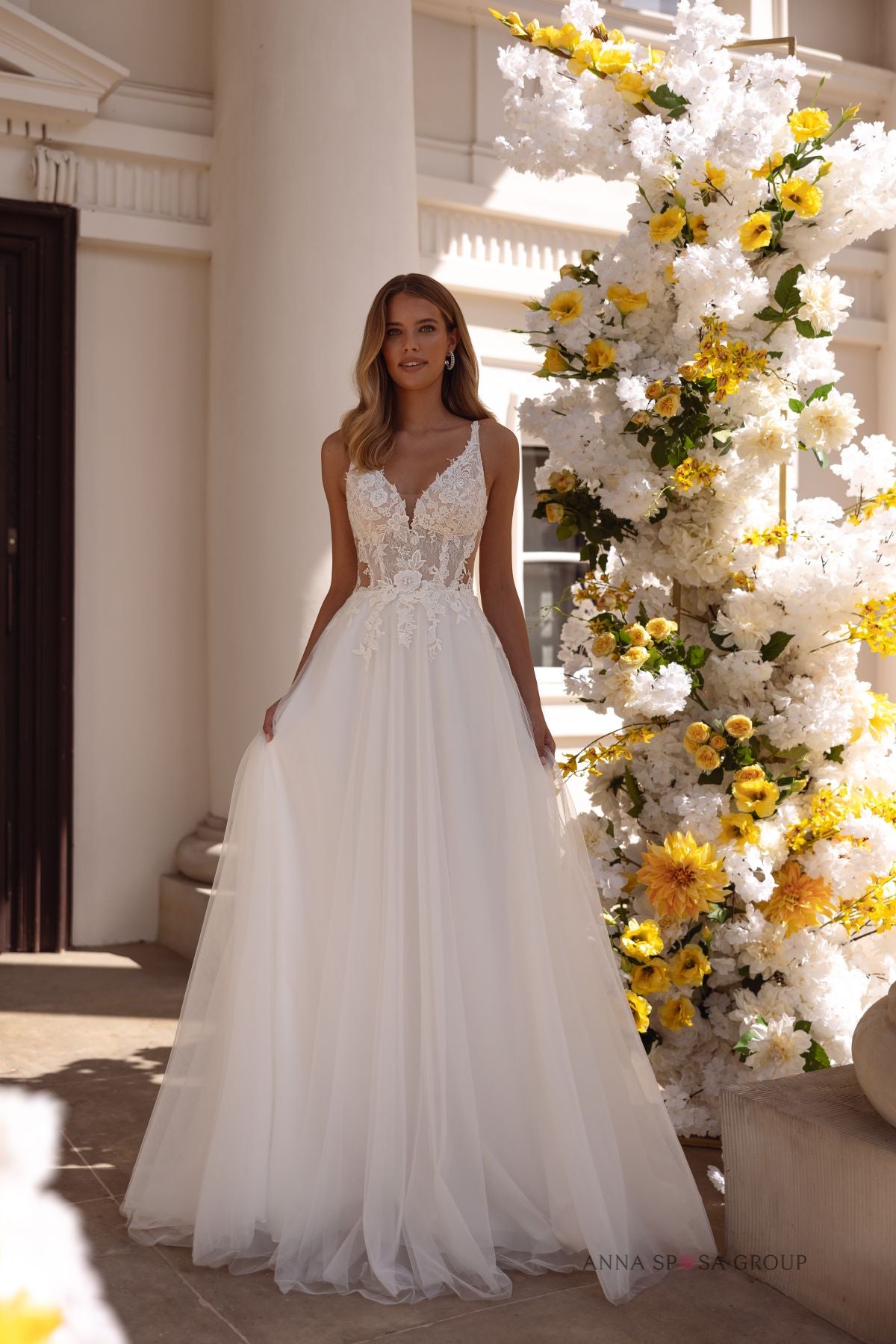 Robe de mariée Anna Sposa Rusina – Ligne A ivoire en dentelle avec décolleté en V et dos ouvert