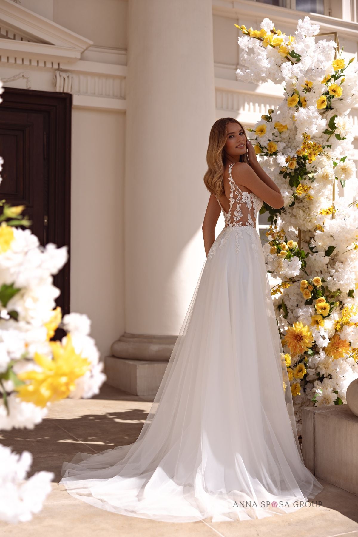 Robe de mariée Anna Sposa Rusina – Ligne A ivoire en dentelle avec décolleté en V et dos ouvert