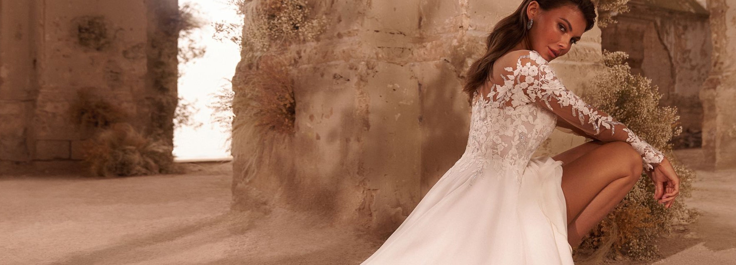 Robe de mariée à manches longues en dentelle florale, élégante et raffinée, disponible sur Autour du Mariage