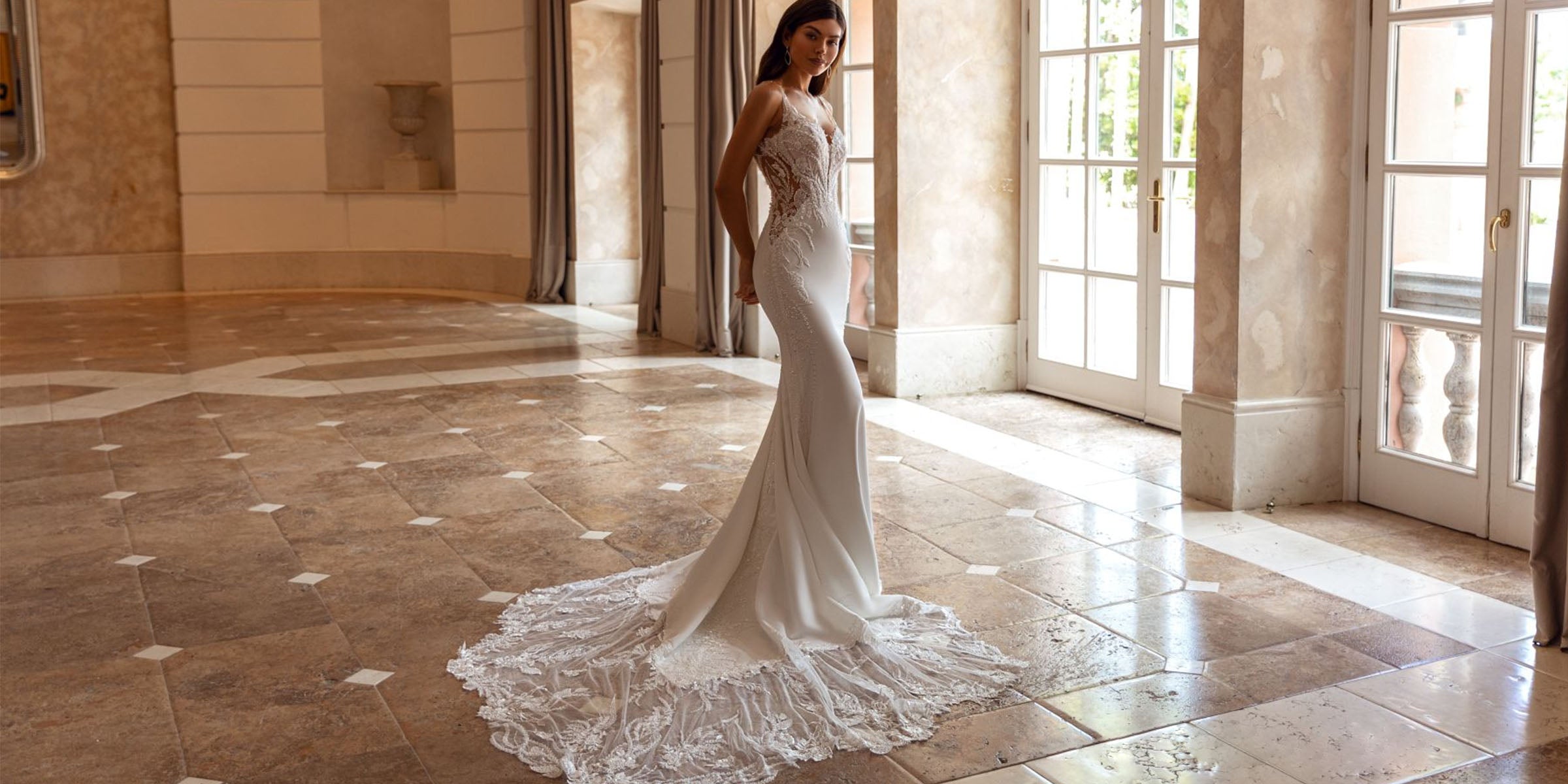 Robe de mariée sirène avec une sur-jupe bustier en dentelle avec dos transparent et traîne longue élégante, style glamour et moderne – Autour du Mariage