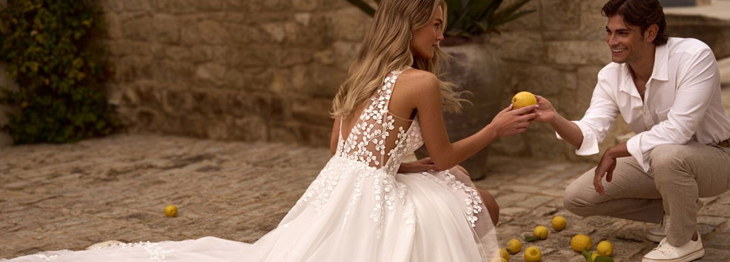 Robe de mariée trapèze en tulle fluide avec dos en dentelle fleurie et jupe évasée, élégance romantique et moderne – Autour du Mariage