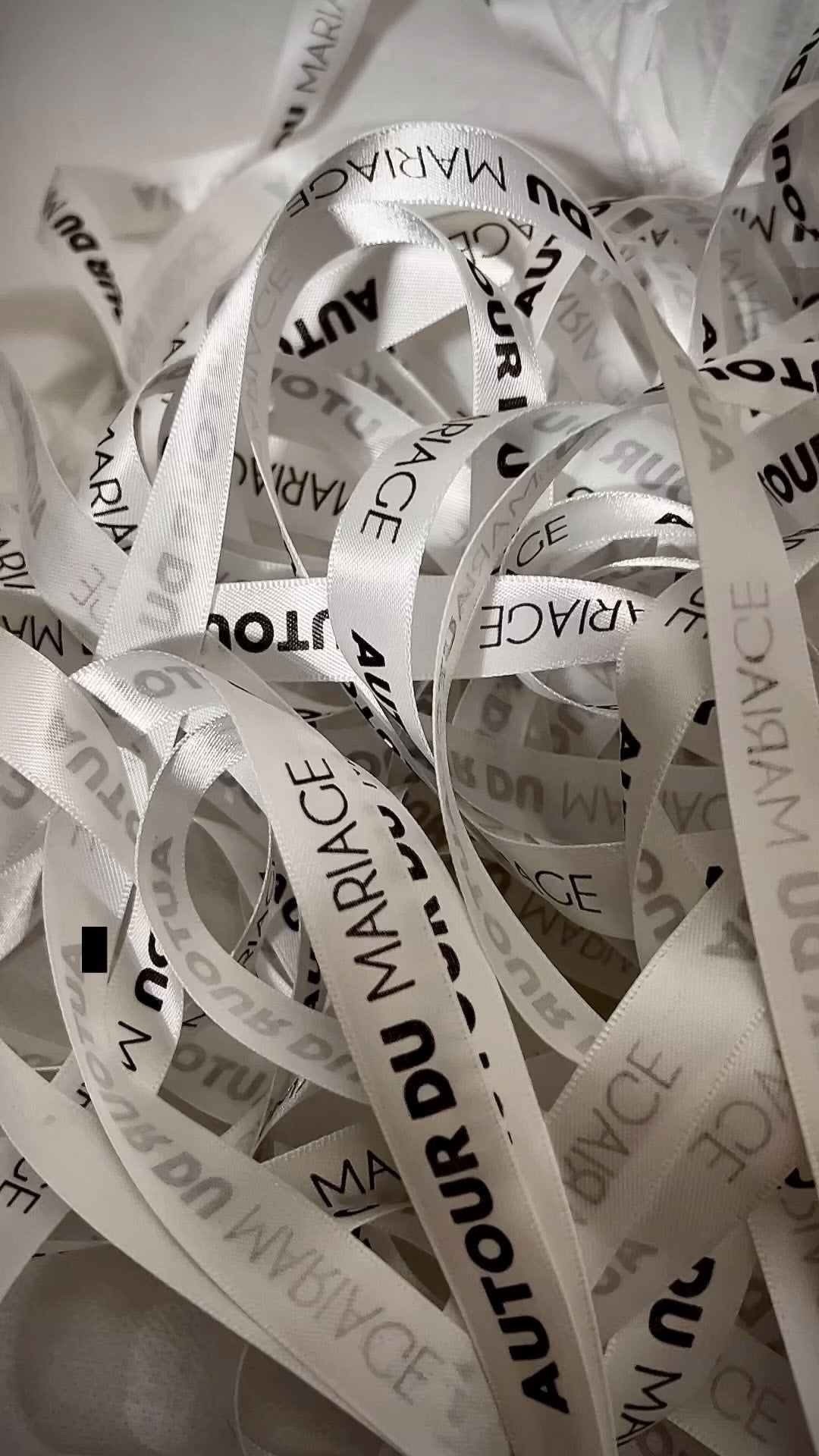 Les rubans Autour du Mariage représentent l’élégance et la précision de nos créations sur mesure. Chaque robe est réalisée à la main, avec soin et passion, dans nos ateliers spécialisés.