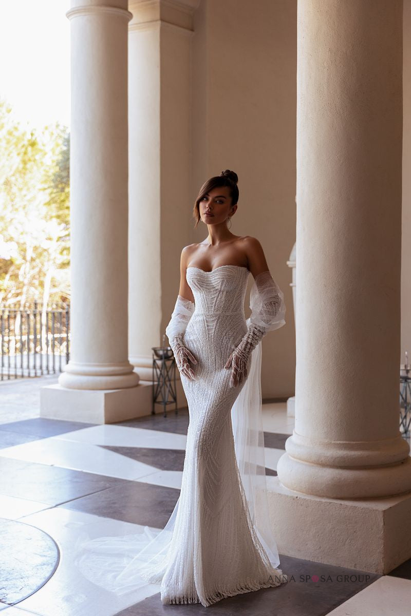 Robe de mariée Anna Sposa Samui – Sirène ivoire minimaliste brodée de perles avec gants et cape à traîne
