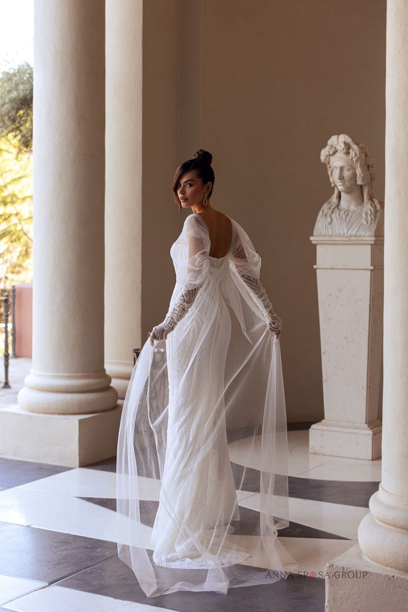 Robe de mariée Anna Sposa Samui – Sirène ivoire minimaliste brodée de perles avec gants et cape à traîne