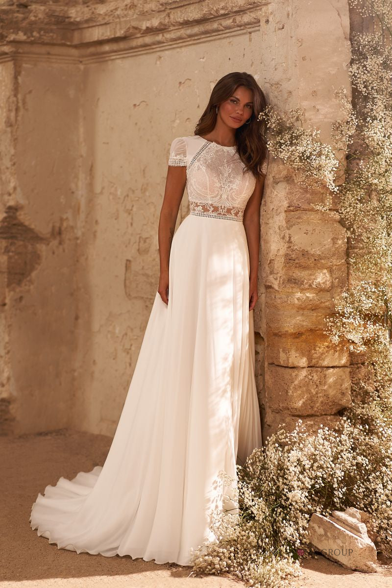 Robe de mariée Sanya – Robe bohème fluide à manches courtes en mousseline et dentelle