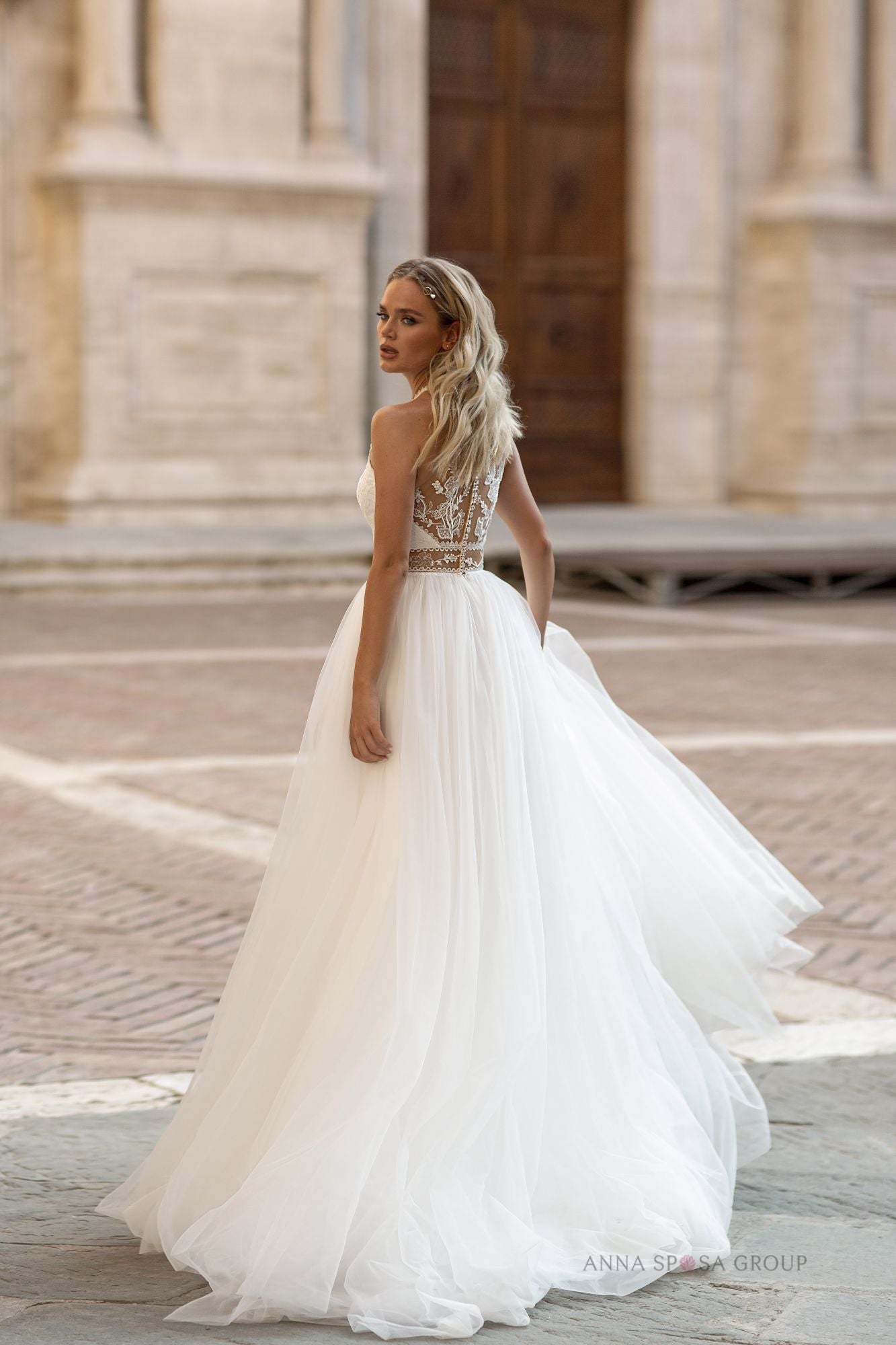 Robe de mariée La Petra Schedar – Ligne A ivoire en dentelle florale dos en tulle brodé