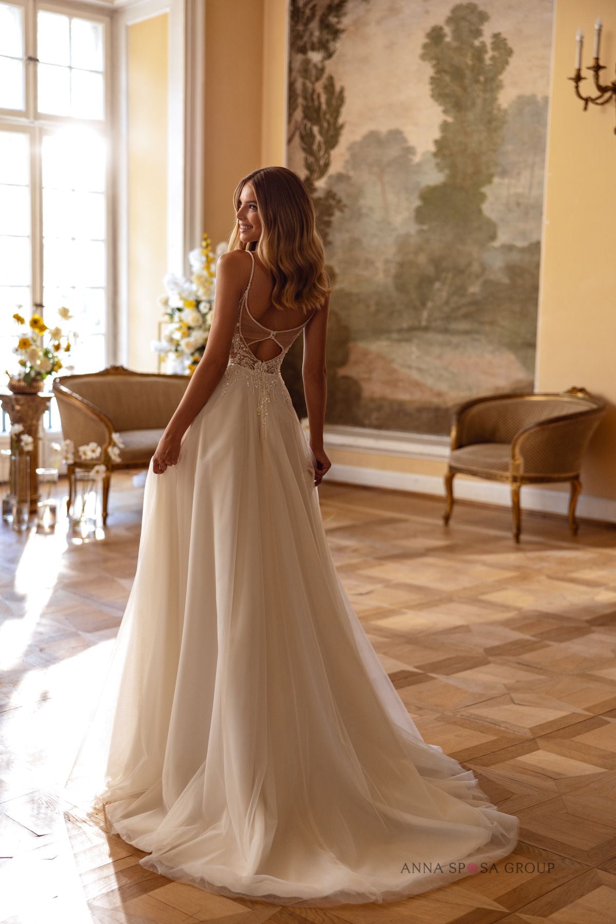 Robe de mariée Anna Sposa Serafina – Ligne A ivoire en dentelle avec décolleté en V et dos papillon