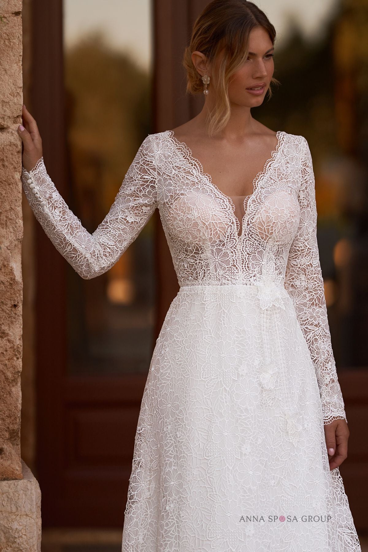 Robe de mariée Serata – A-line tout en dentelle, manches longues et décolleté en V