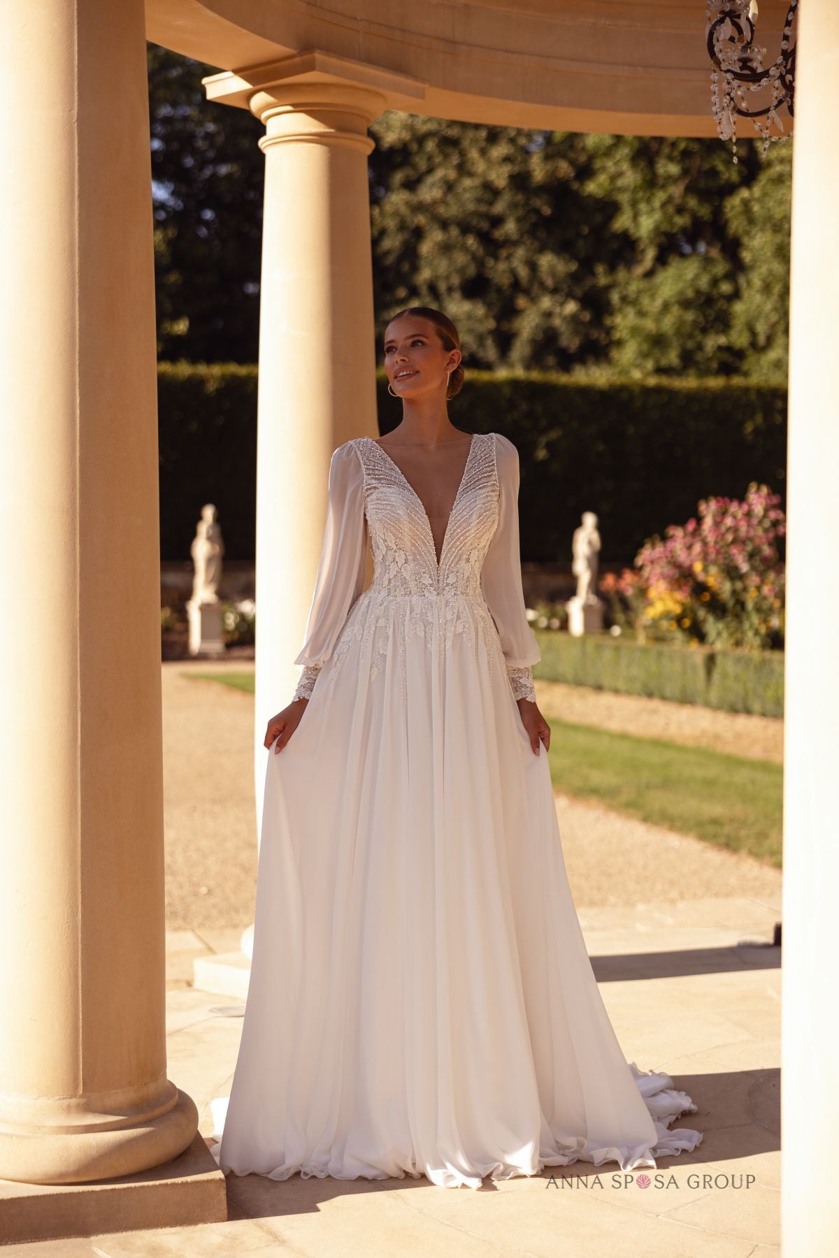 Robe de mariée Anna Sposa Soprona – Ligne A ivoire en mousseline et dentelle avec manches longues et dos ouvert