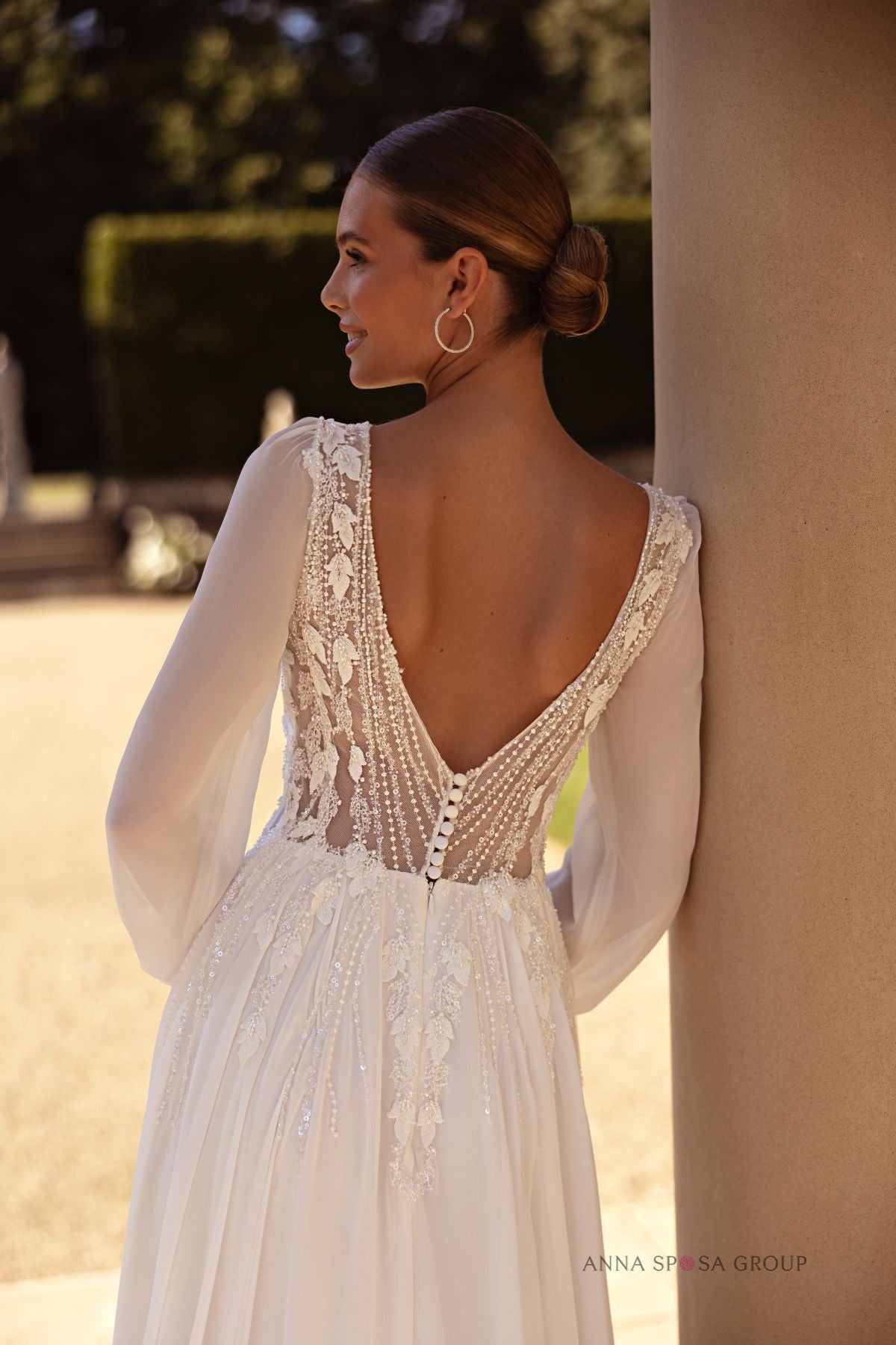 Robe de mariée Anna Sposa Soprona – Ligne A ivoire en mousseline et dentelle avec manches longues et dos ouvert
