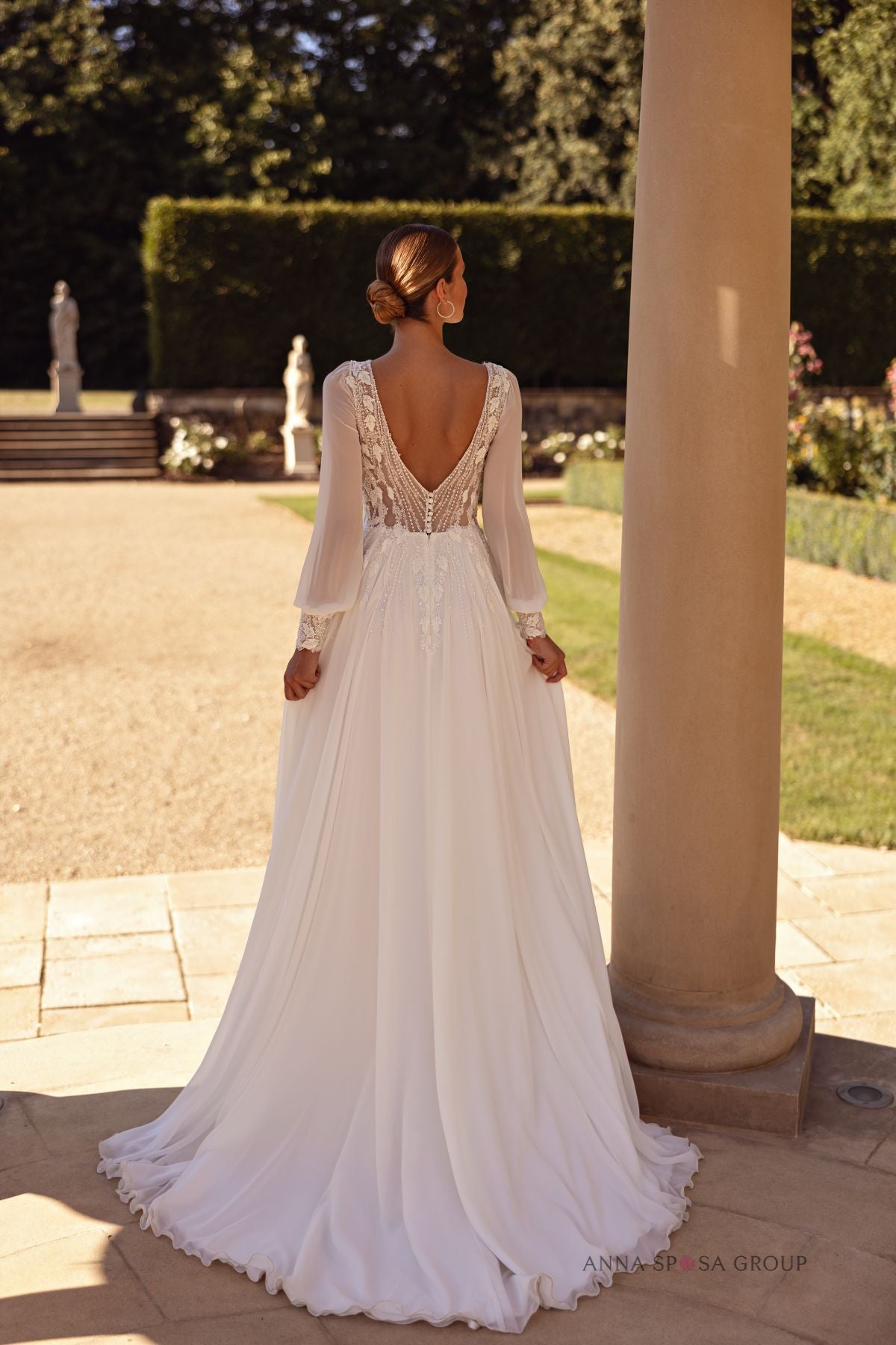 Robe de mariée Anna Sposa Soprona – Ligne A ivoire en mousseline et dentelle avec manches longues et dos ouvert