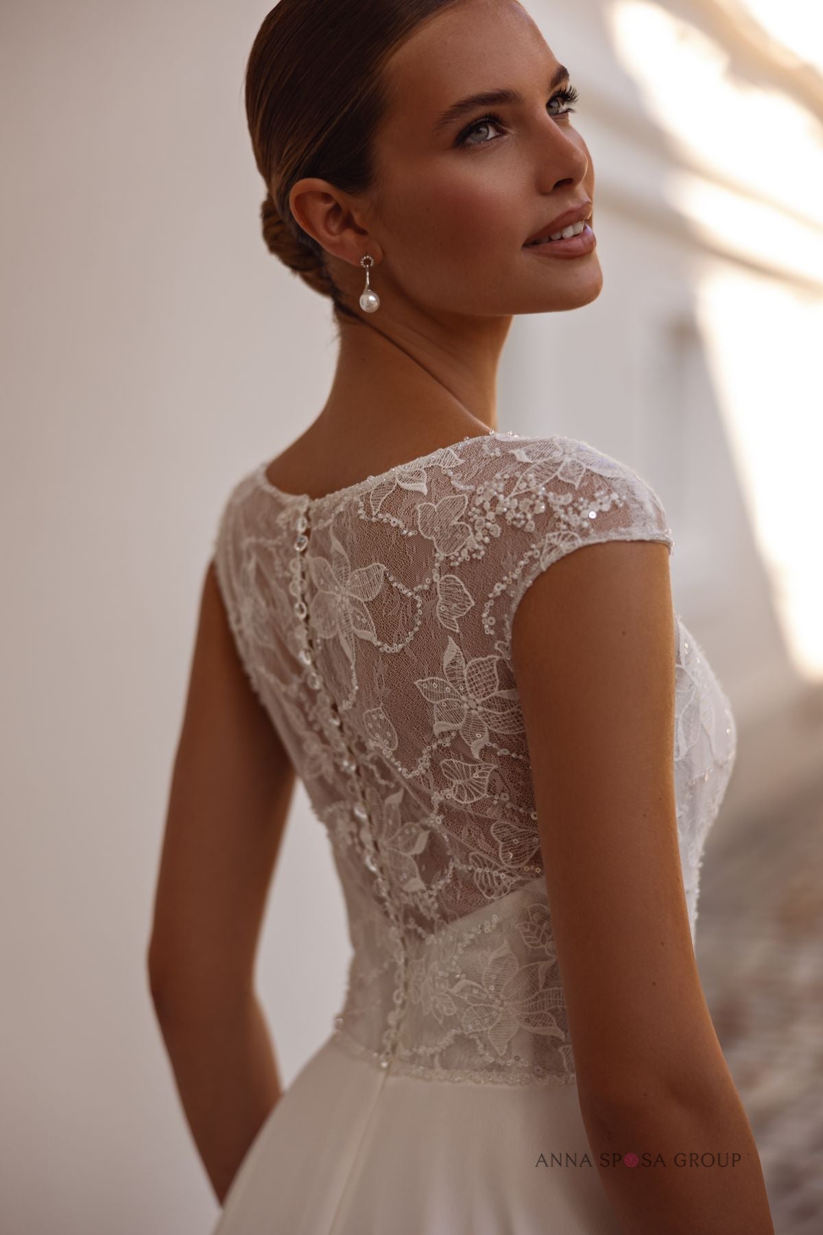 Robe de mariée Anna Sposa Soringeyl – Ligne A ivoire en dentelle mate et mousseline avec fente élégante