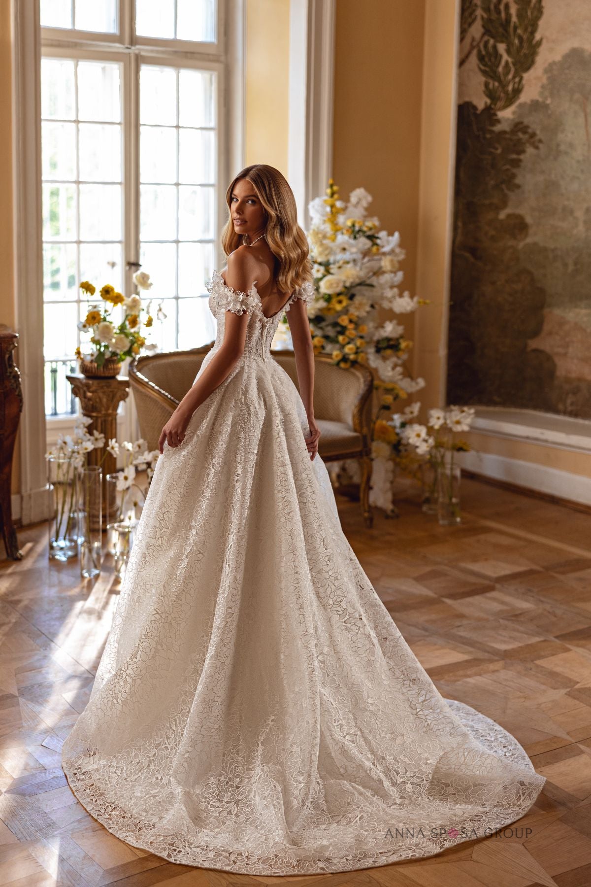 Robe de mariée Anna Sposa Spring – Ligne A ivoire en dentelle mate avec bretelles tombantes et corsage brodé