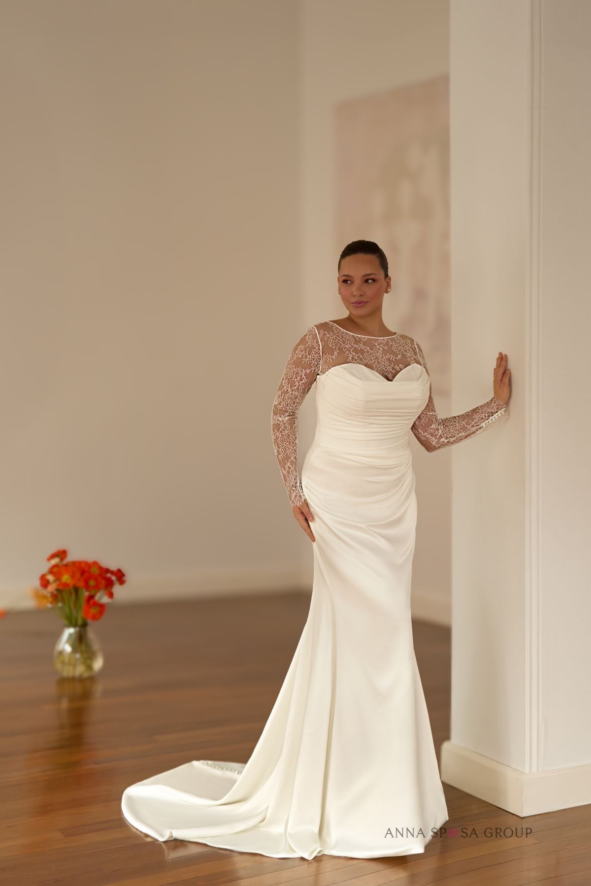 Robe de mariée Anna Sposa Stomina – Coupe sirène en satin brillant ivoire avec body chantilly détachable