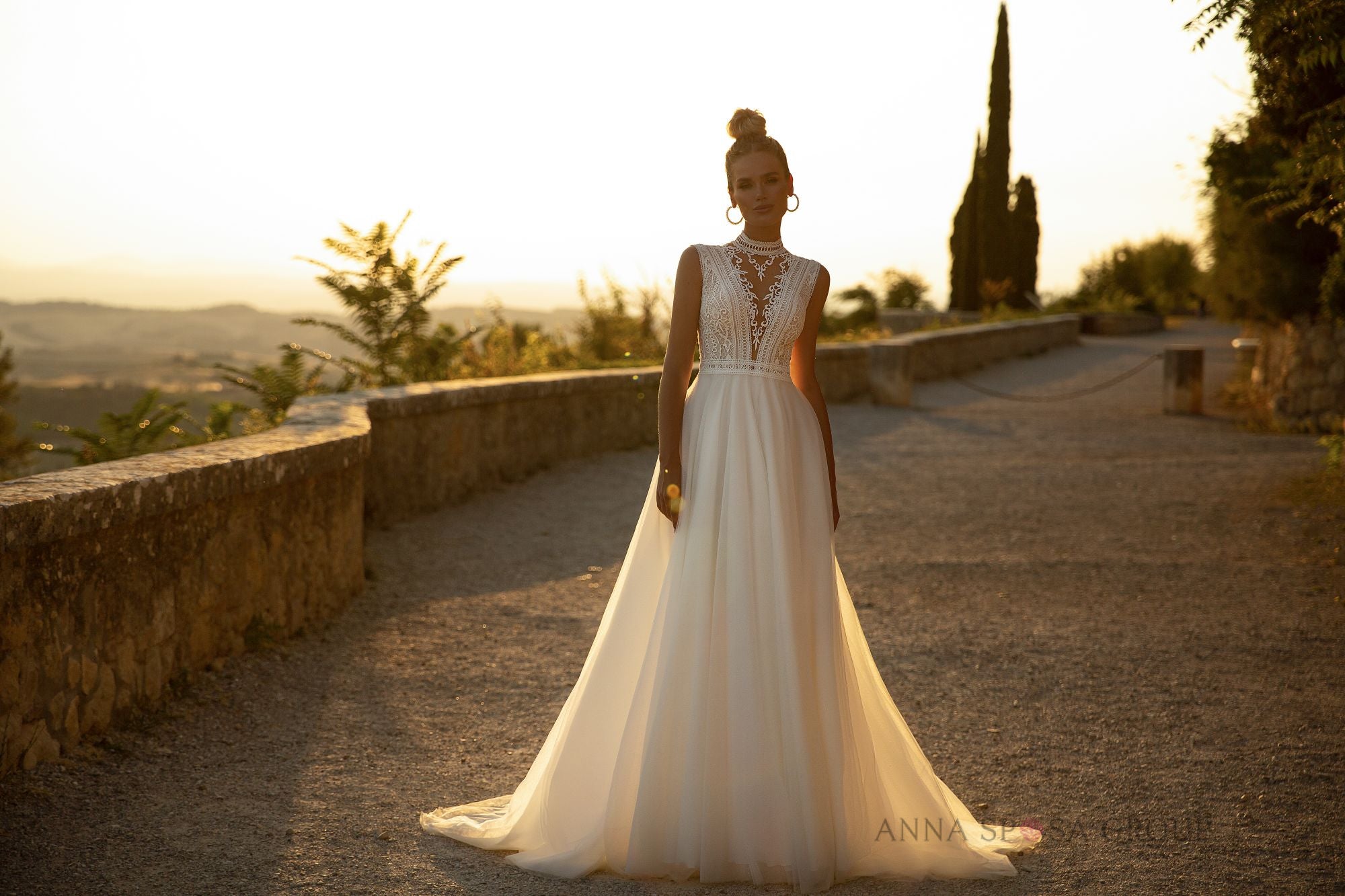 Robe de mariée La Petra Syrma – Ligne A ivoire en dentelle mate avec col haut et dos ajouré