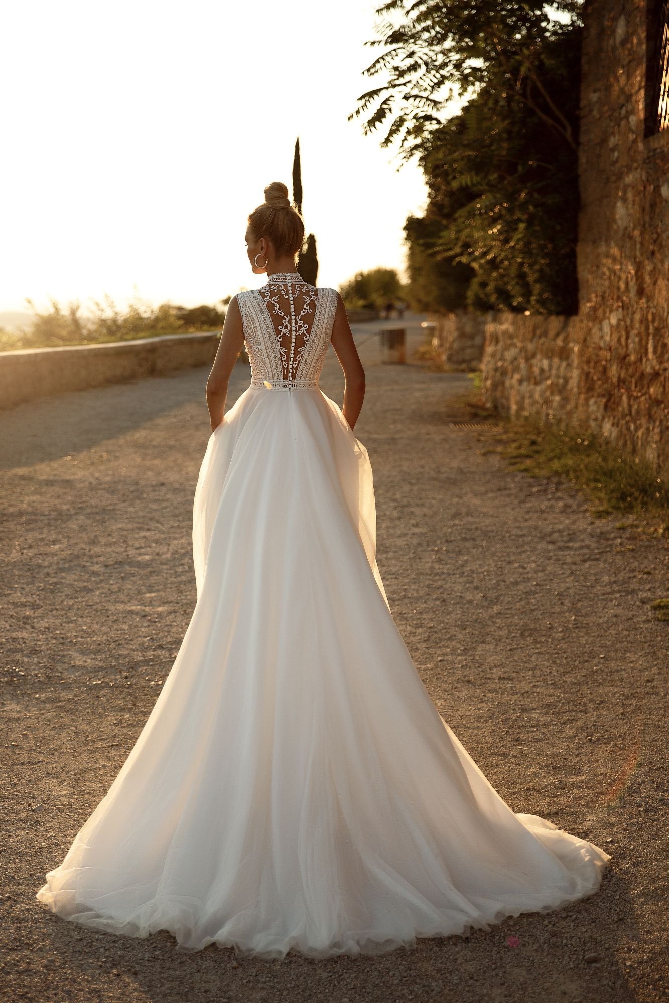 Robe de mariée La Petra Syrma – Ligne A ivoire en dentelle mate avec col haut et dos ajouré