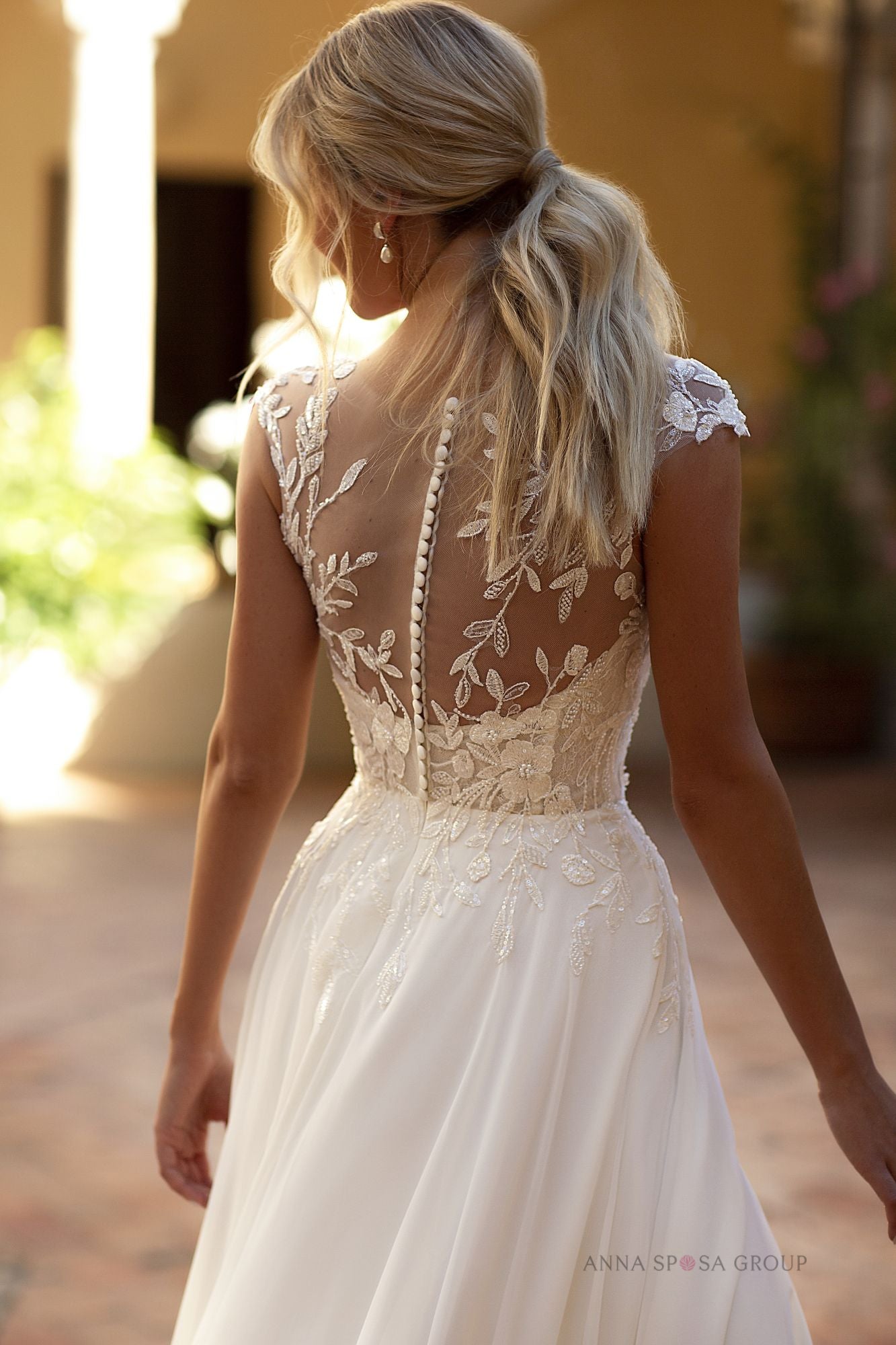 Robe de mariée La Petra Tamina – Ligne A ivoire en dentelle florale avec dos transparent et fente délicate