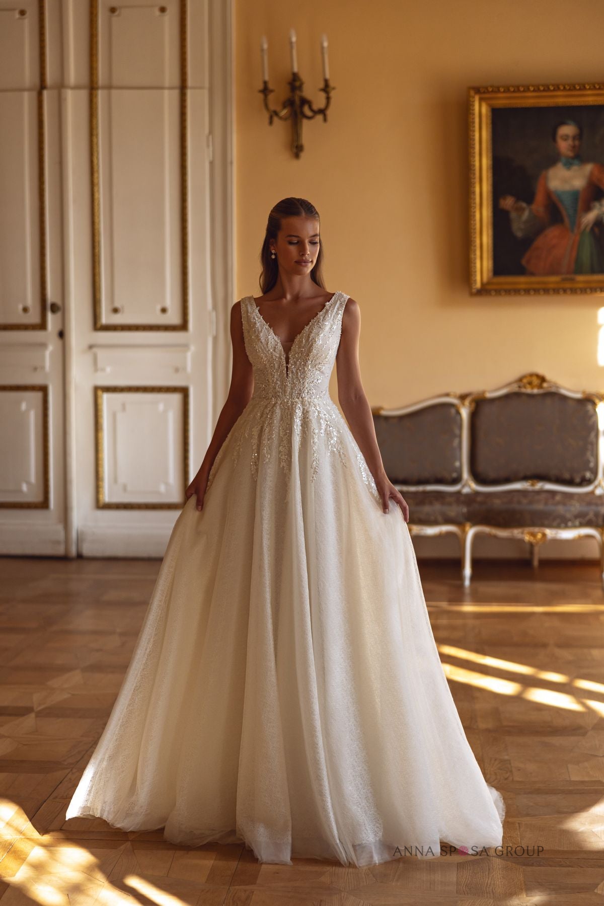 Robe de mariée Anna Sposa Tilva – Ligne A ivoire en dentelle brodée de perles et décolleté en V