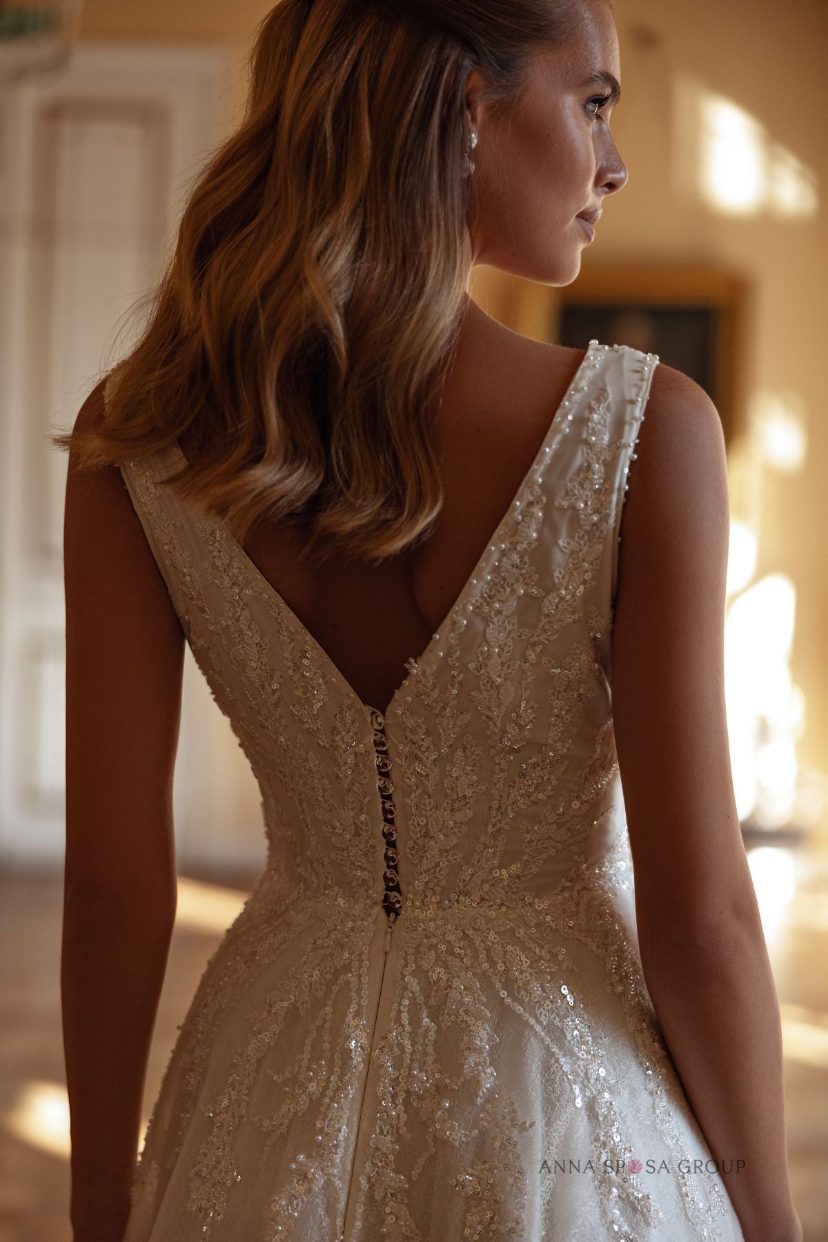 Robe de mariée Anna Sposa Tilva – Ligne A ivoire en dentelle brodée de perles et décolleté en V