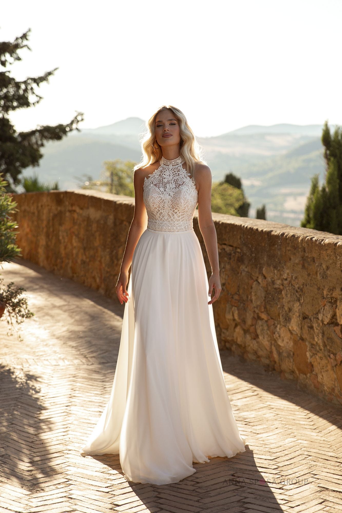 Robe de mariée La Petra Turies – Ligne A ivoire en dentelle bohème avec col halter et jupe fluide