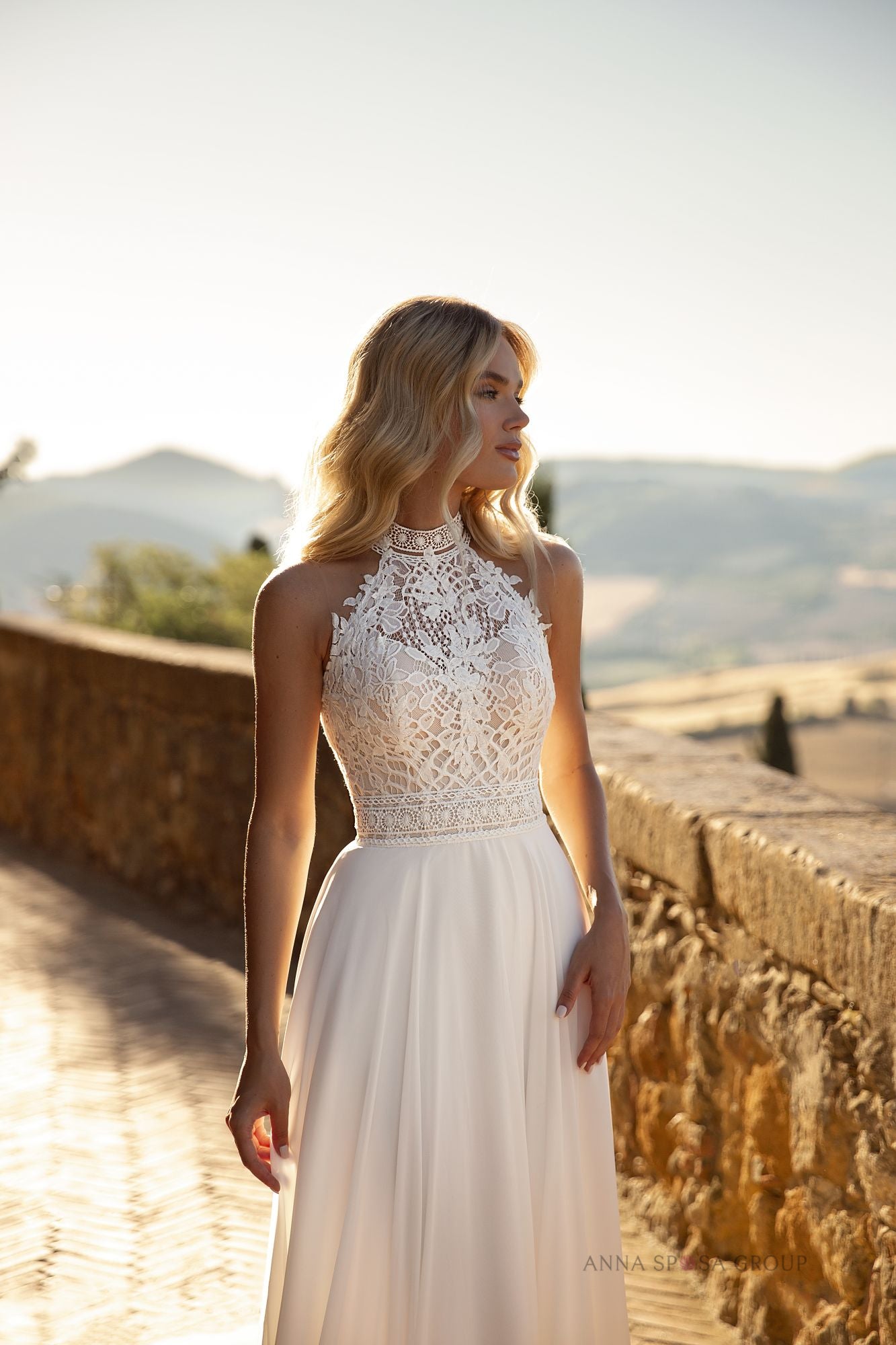 Robe de mariée La Petra Turies – Ligne A ivoire en dentelle bohème avec col halter et jupe fluide