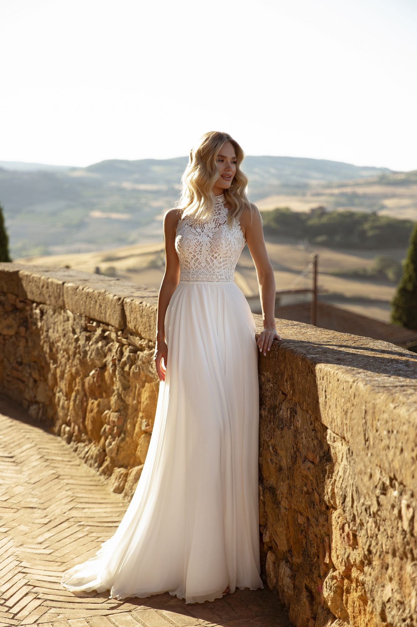 Robe de mariée La Petra Turies – Ligne A ivoire en dentelle bohème avec col halter et jupe fluide