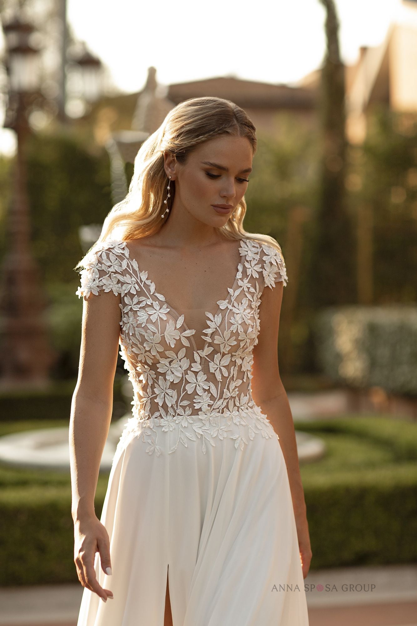 Robe de mariée La Petra Venla – Ligne A ivoire en dentelle florale avec manches courtes et fente raffinée