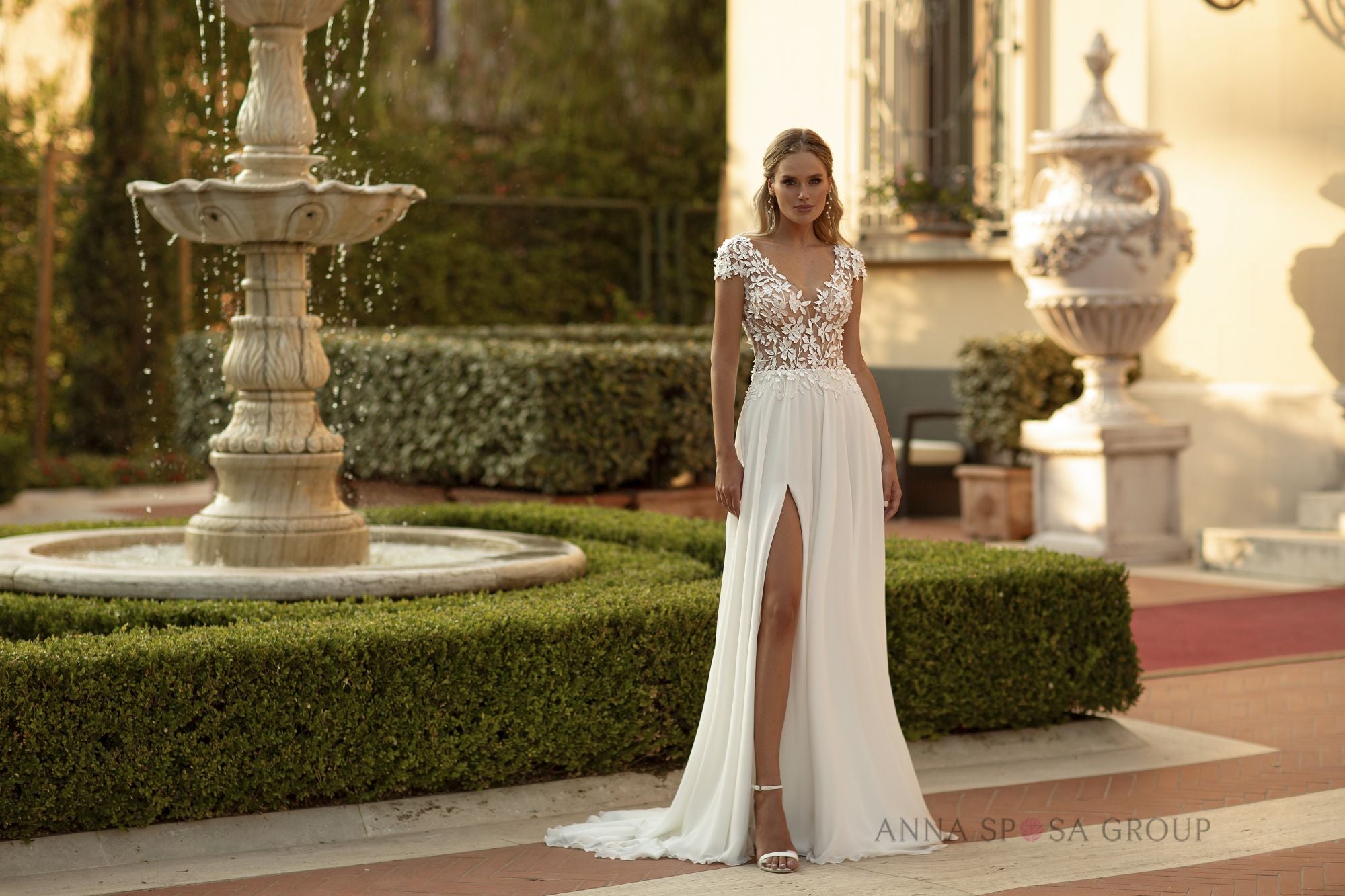 Robe de mariée La Petra Venla – Ligne A ivoire en dentelle florale avec manches courtes et fente raffinée