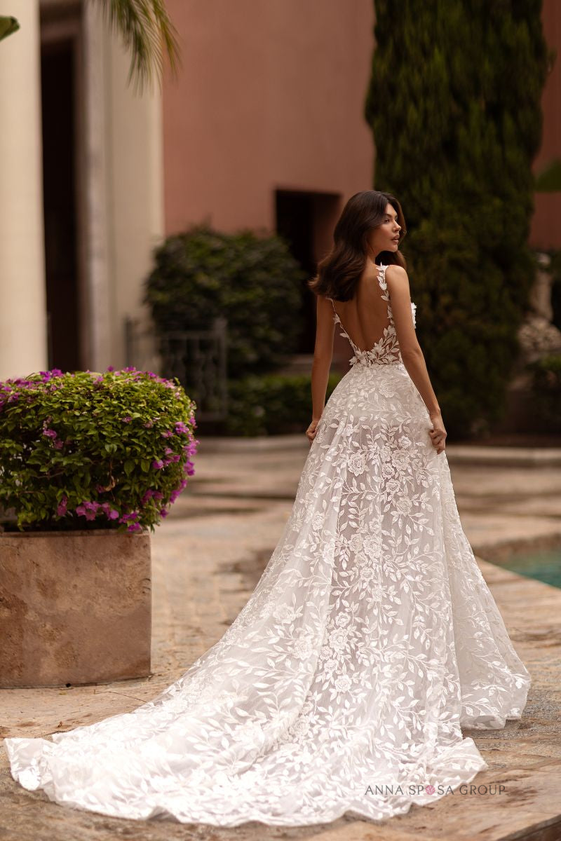 Robe de mariée Anna Sposa Vensdei – Ligne A ivoire en dentelle florale avec dos ouvert et traîne longue