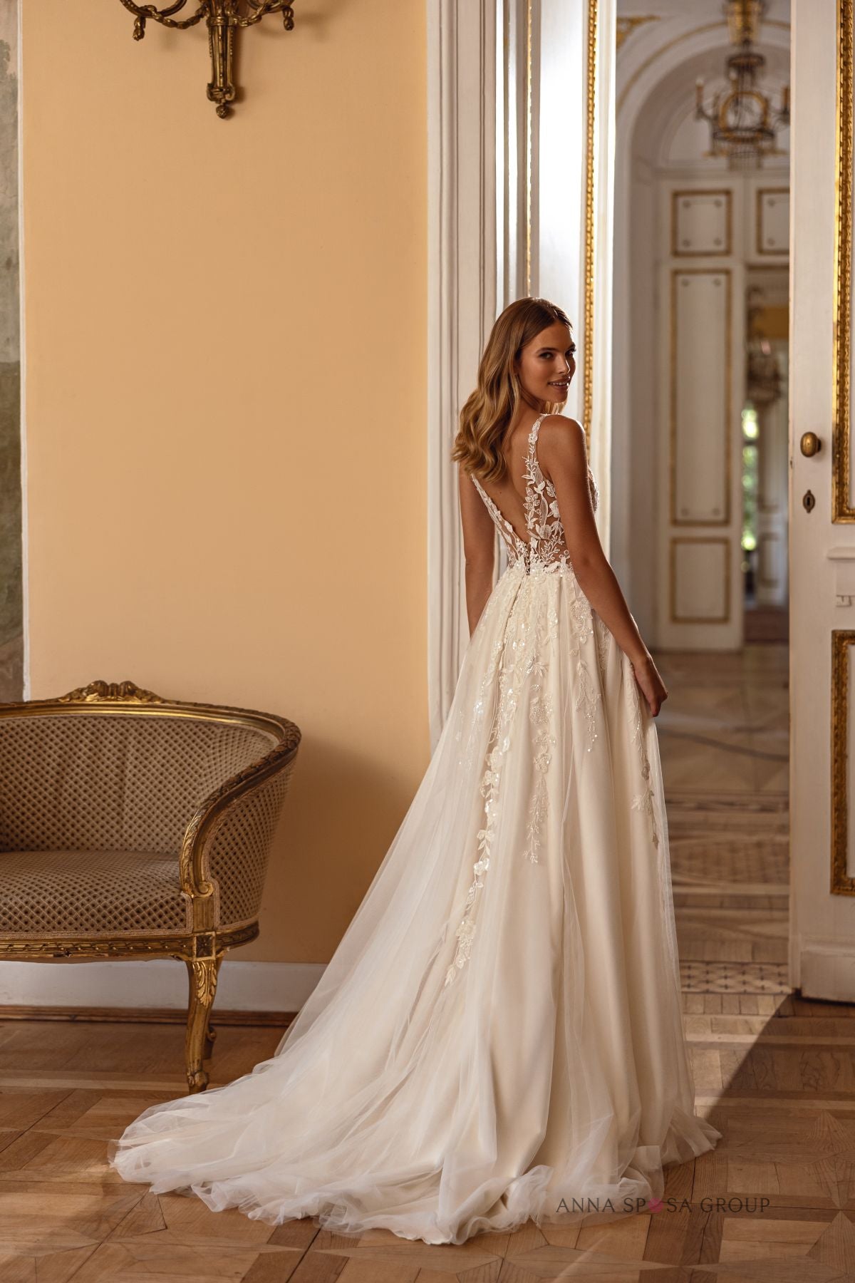 Robe de mariée Anna Sposa Vitni – Ligne A nude en dentelle florale avec fente et dos en V