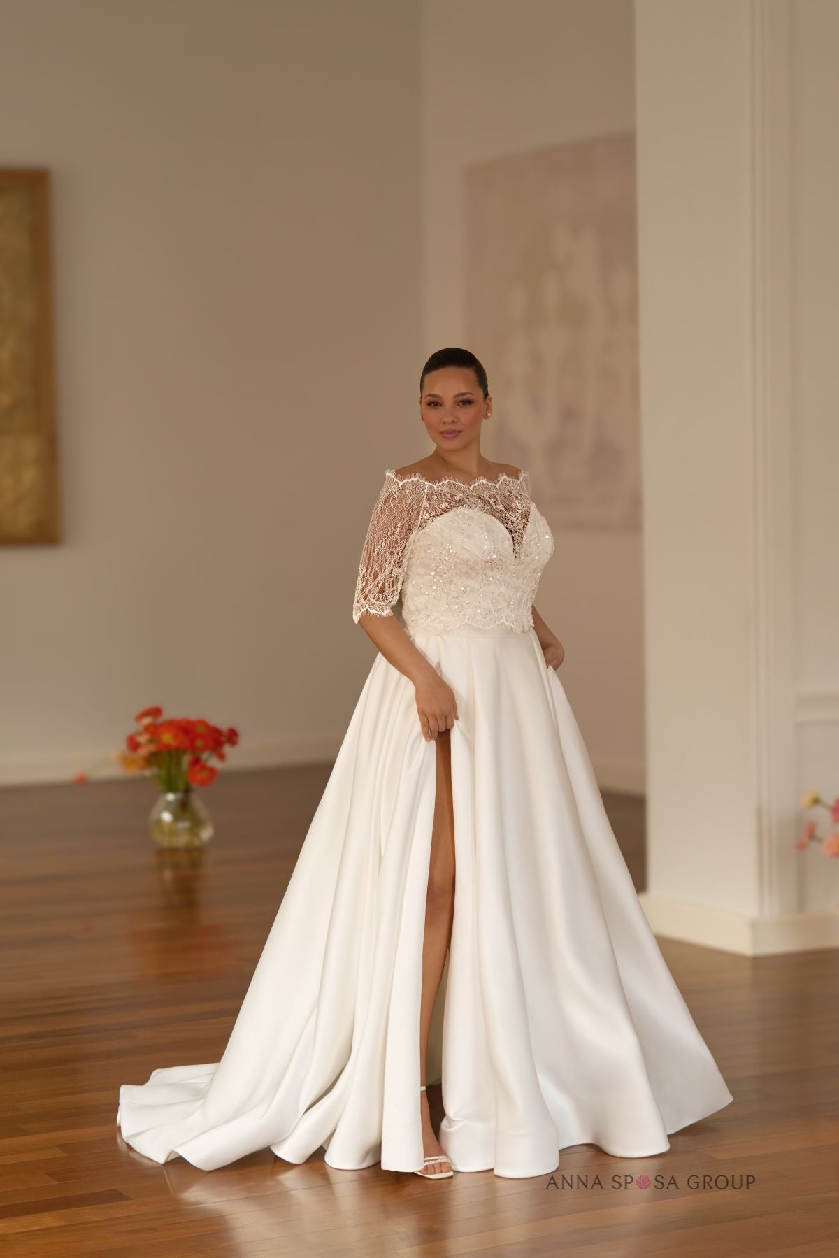 Robe de mariée Anna Sposa Vladia – Coupe A en satin ivoire avec boléro en dentelle amovible