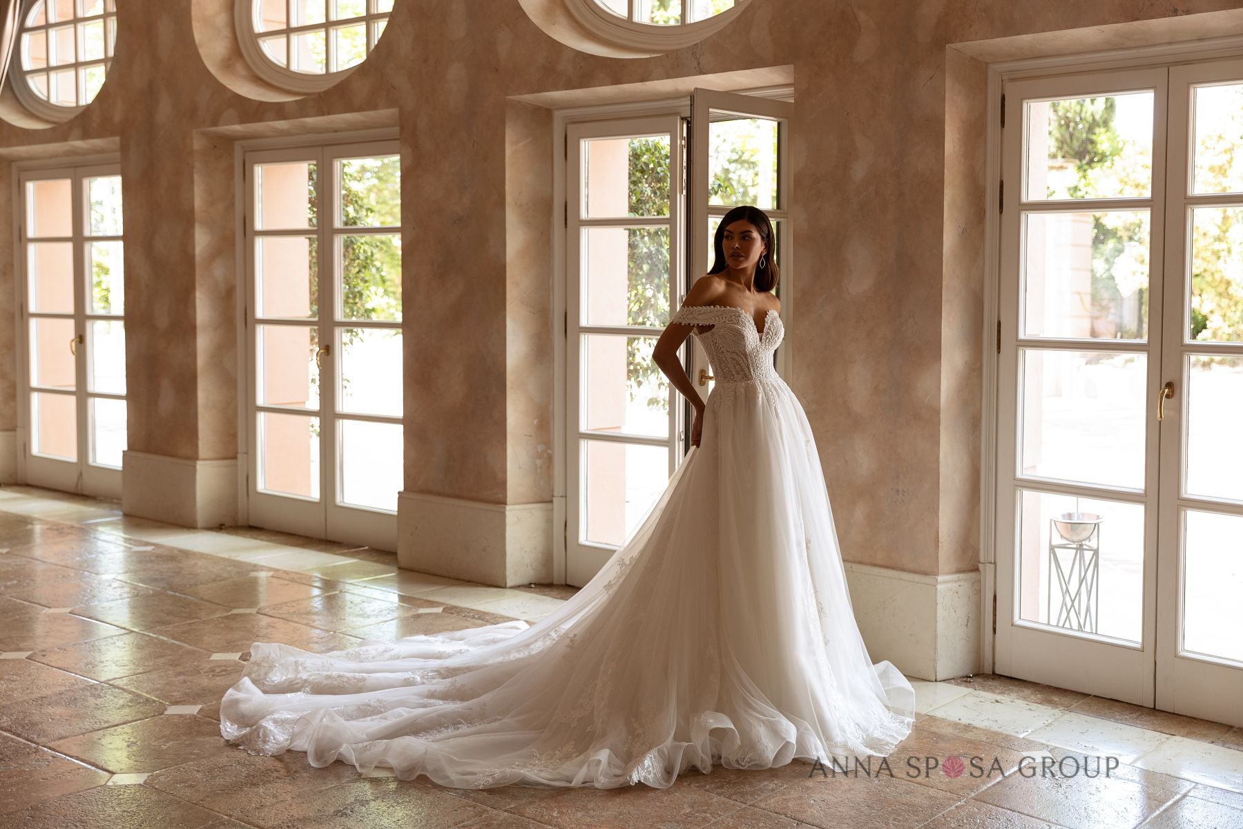 Robe de mariée Anna Sposa Vuden – Volumineuse ivoire en dentelle florale avec bretelles tombantes et traîne spectaculaire