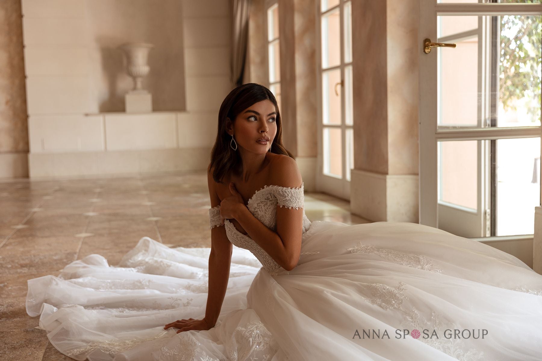Robe de mariée Anna Sposa Vuden – Volumineuse ivoire en dentelle florale avec bretelles tombantes et traîne spectaculaire