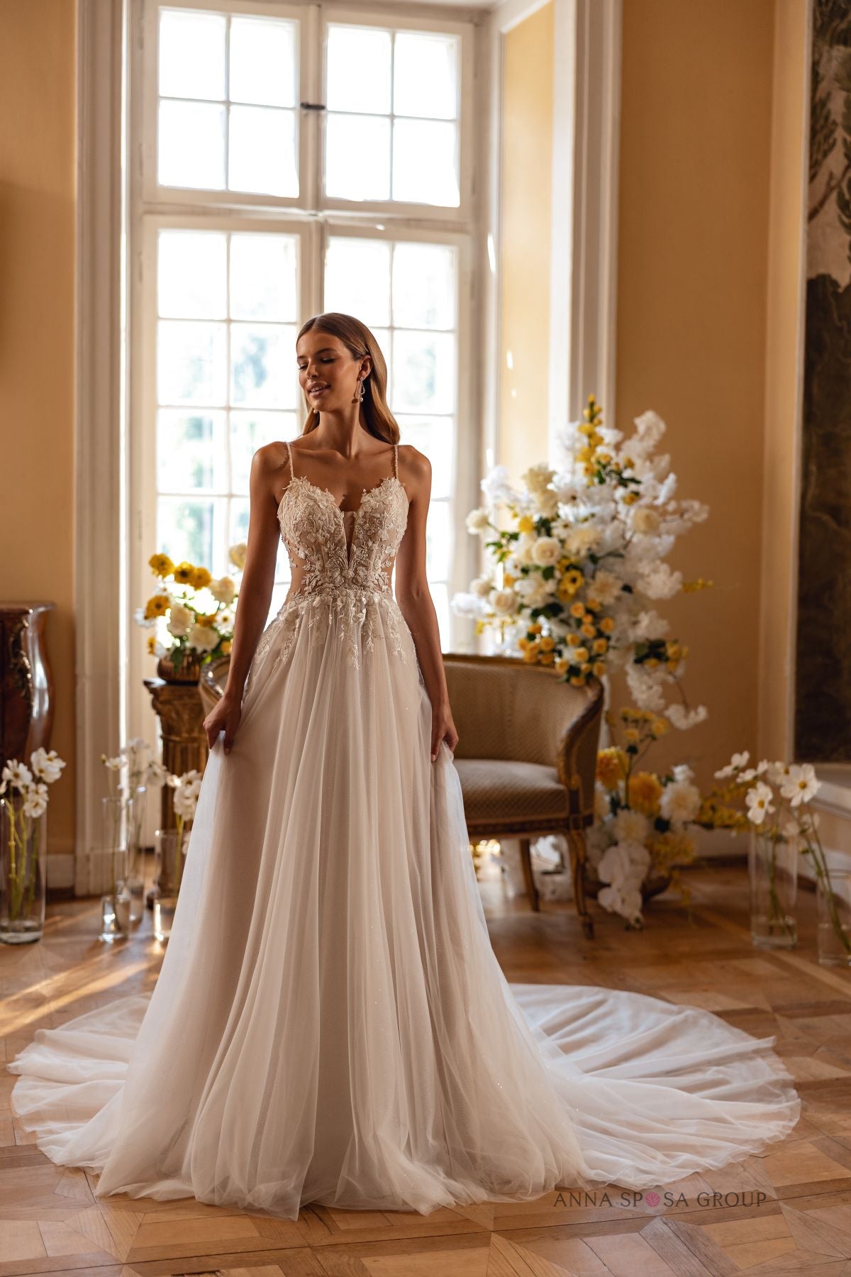 Robe de mariée Anna Sposa Winora – Ligne A nude en dentelle florale avec bretelles fines et jupe aérienne