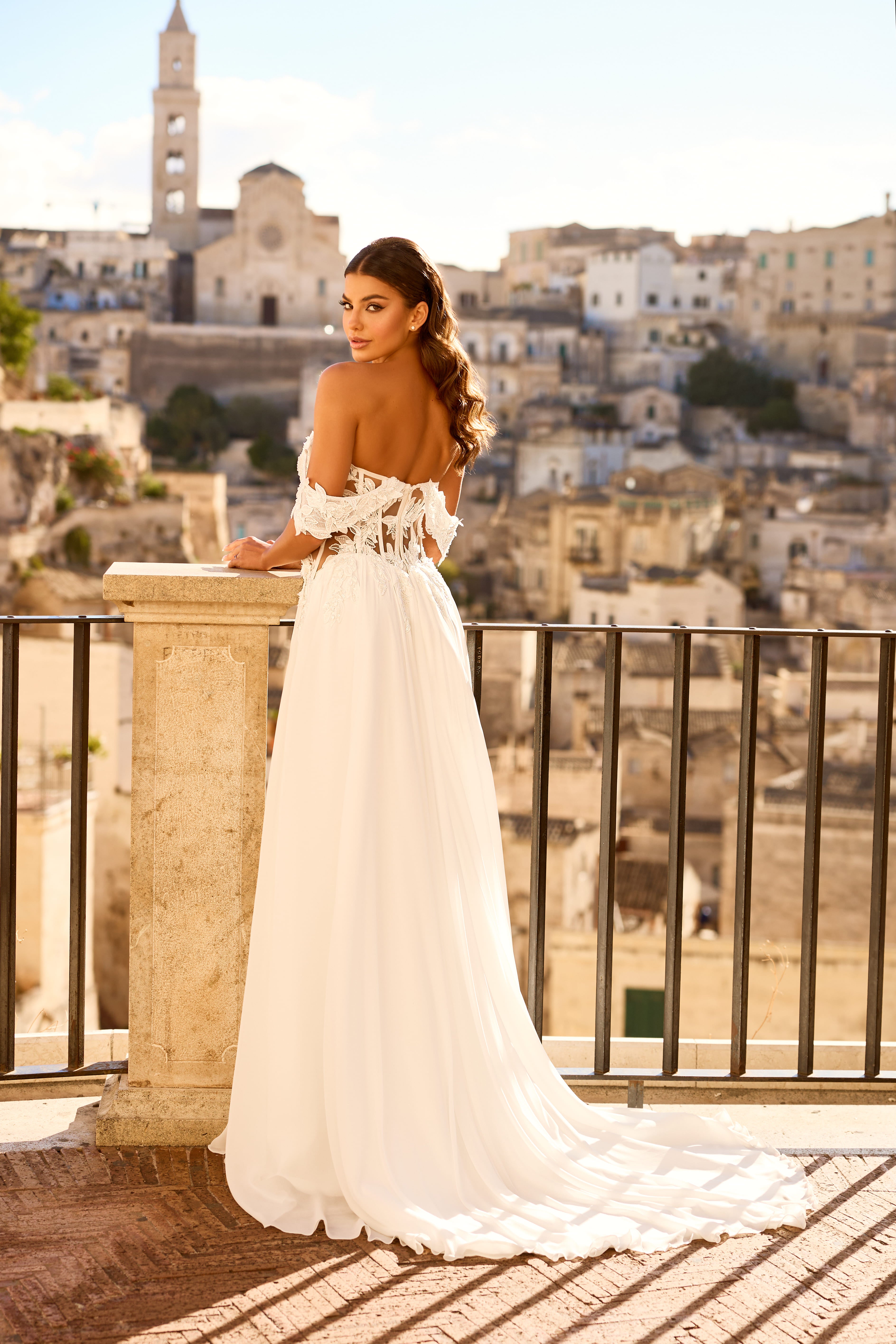 Hochzeitskleid 1754 – Fließendes schulterfreies Kleid mit Spitzenkorsett