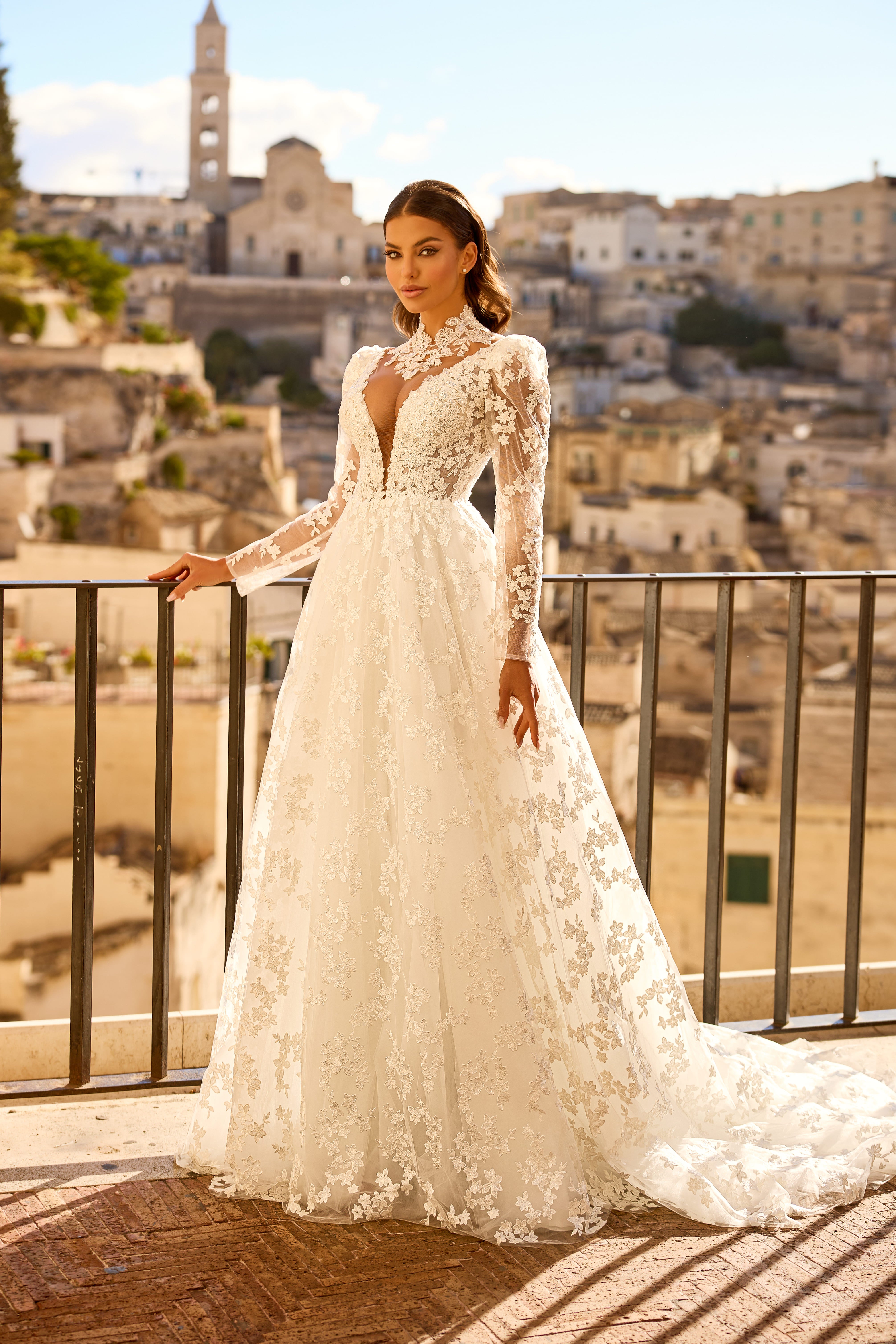 Robe de mariée 1756 – Robe en dentelle à manches longues et décolleté plongeant