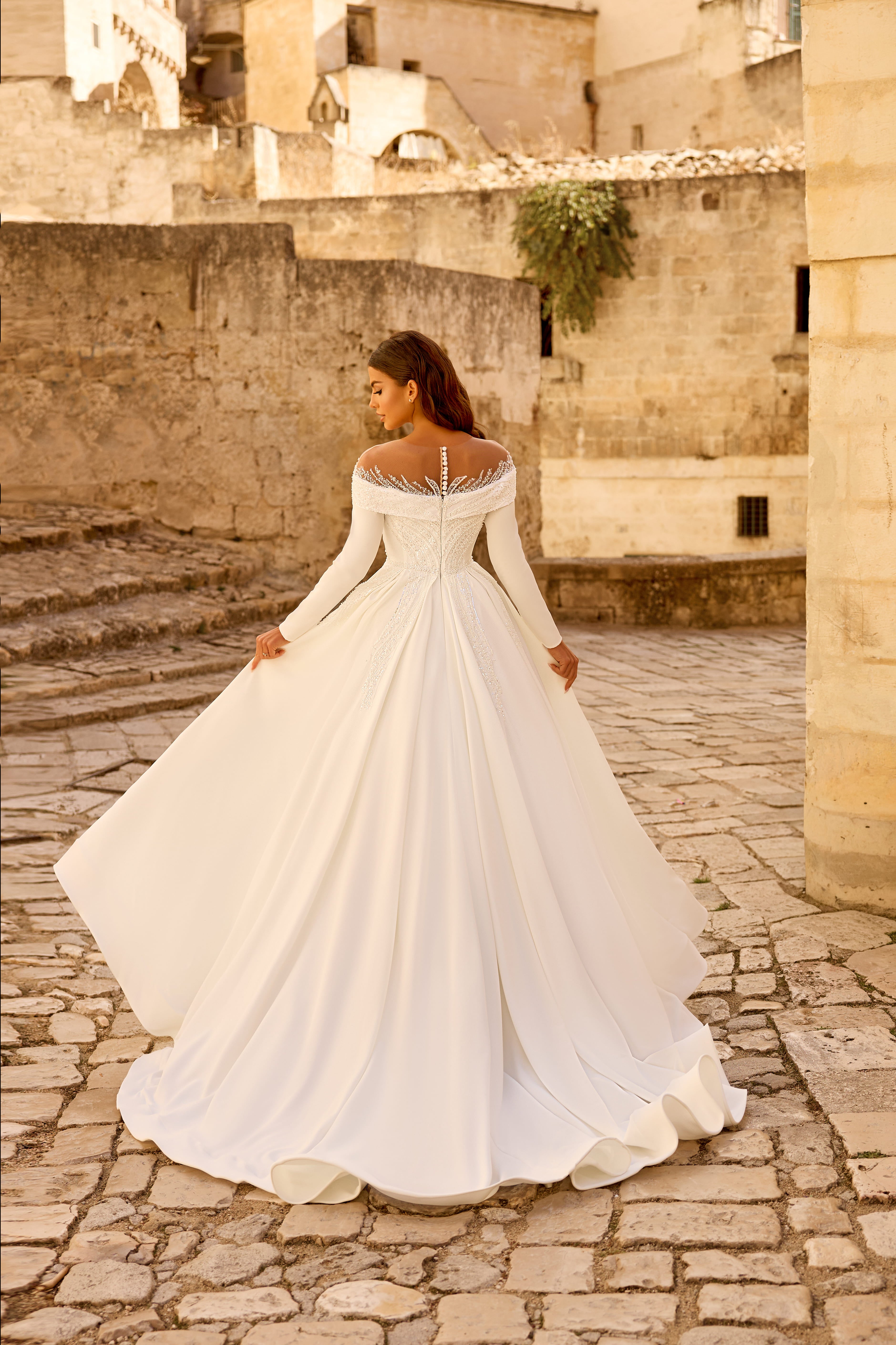 Hochzeitskleid 1760 – Prinzessinnenkleid mit langen Ärmeln und schulterfreiem Ausschnitt