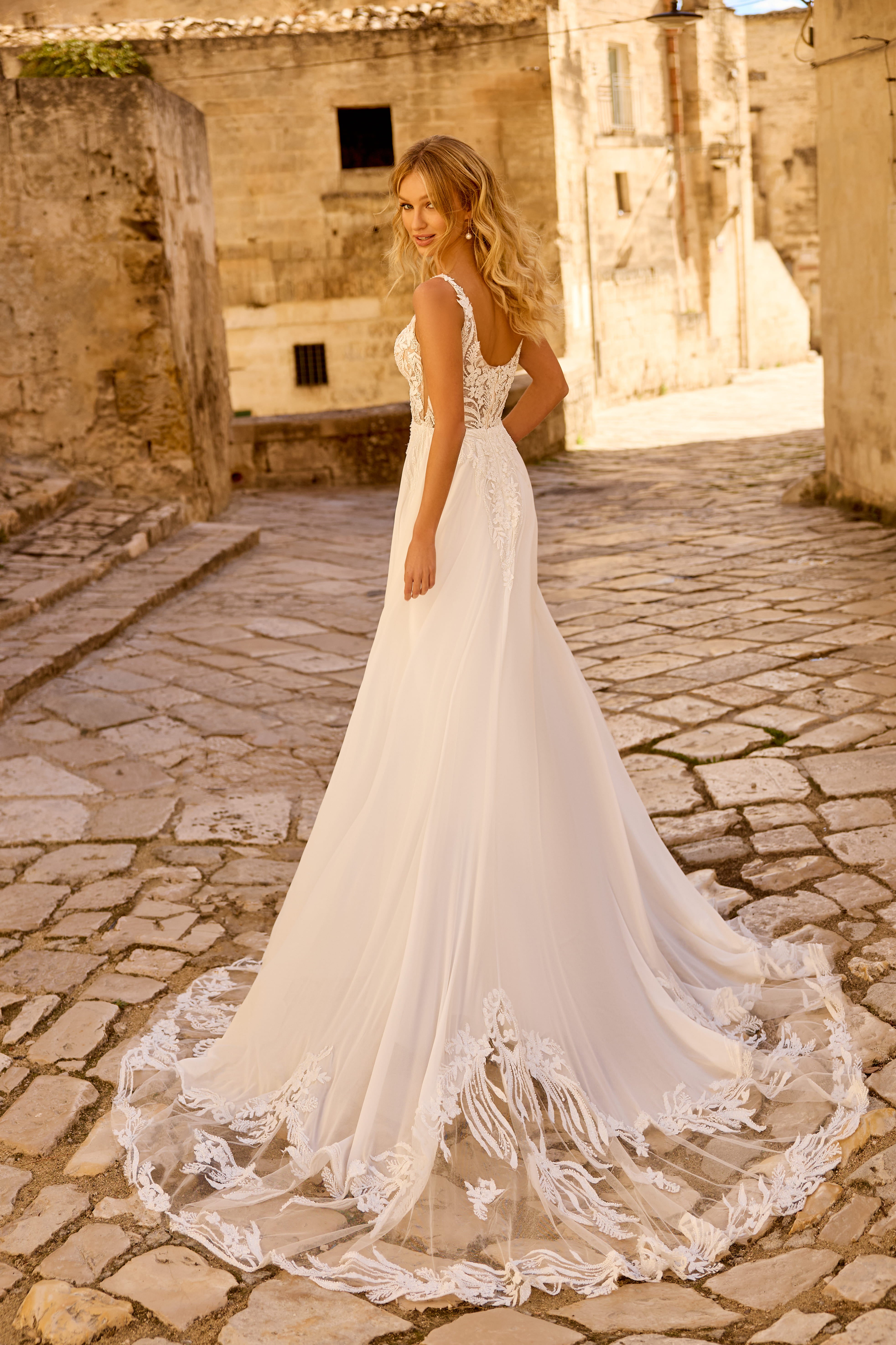 Robe de mariée 1761 – Robe fluide à bretelles fines et décolleté en V