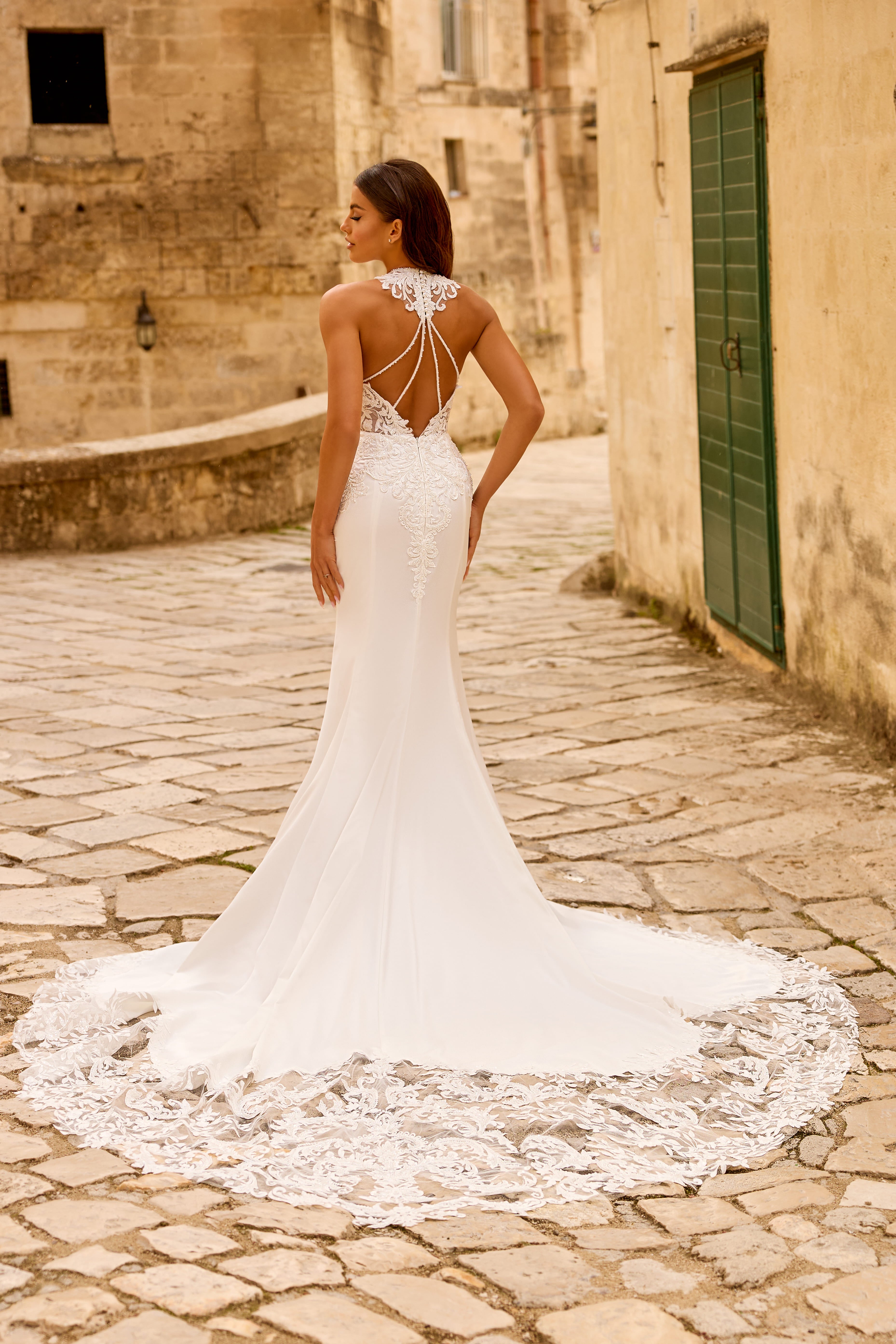 Robe de mariée 1762 – Robe sirène fluide à col montant dos ouvert