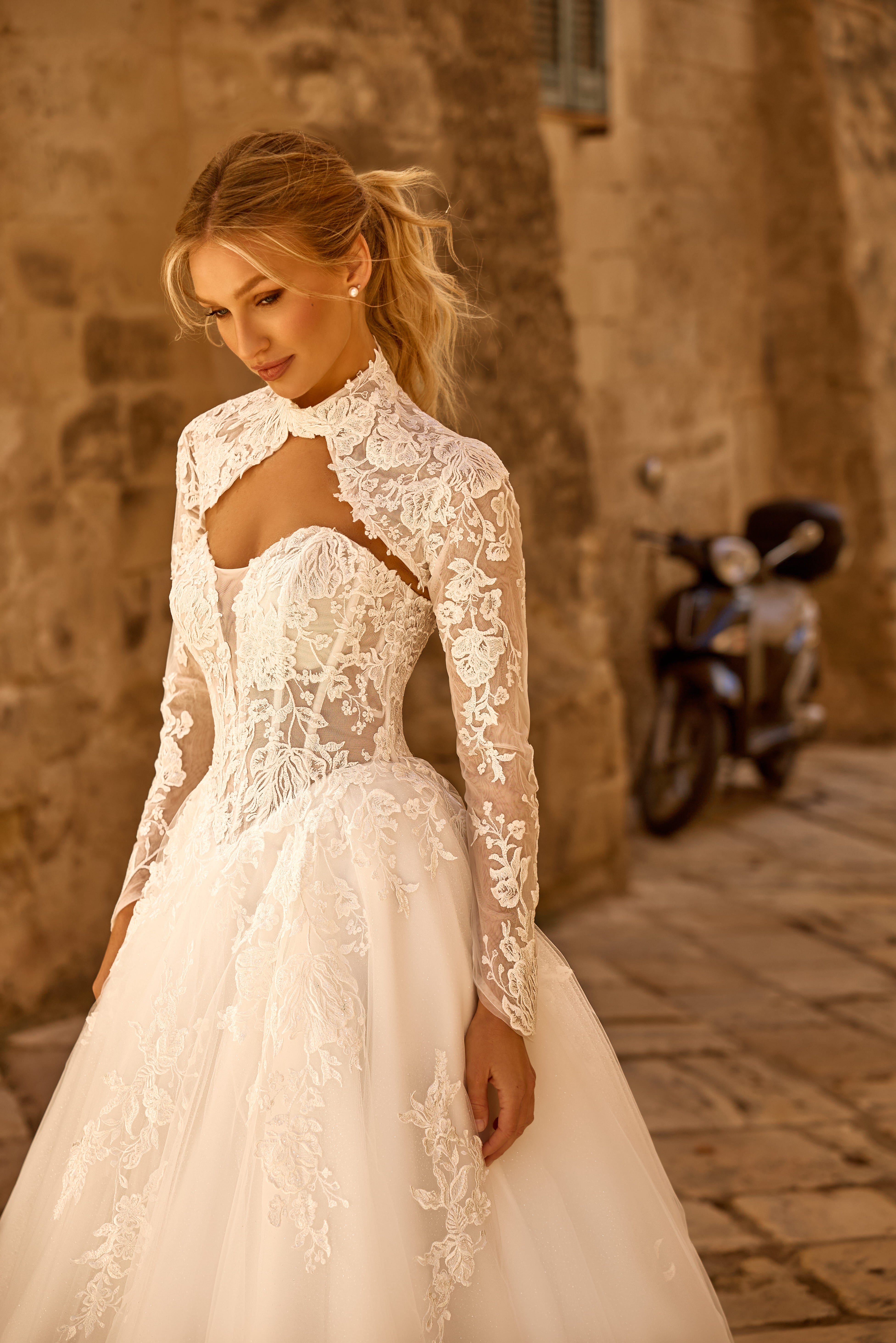 Robe de mariée 1768 – Robe princesse en tulle et dentelle à manches longues