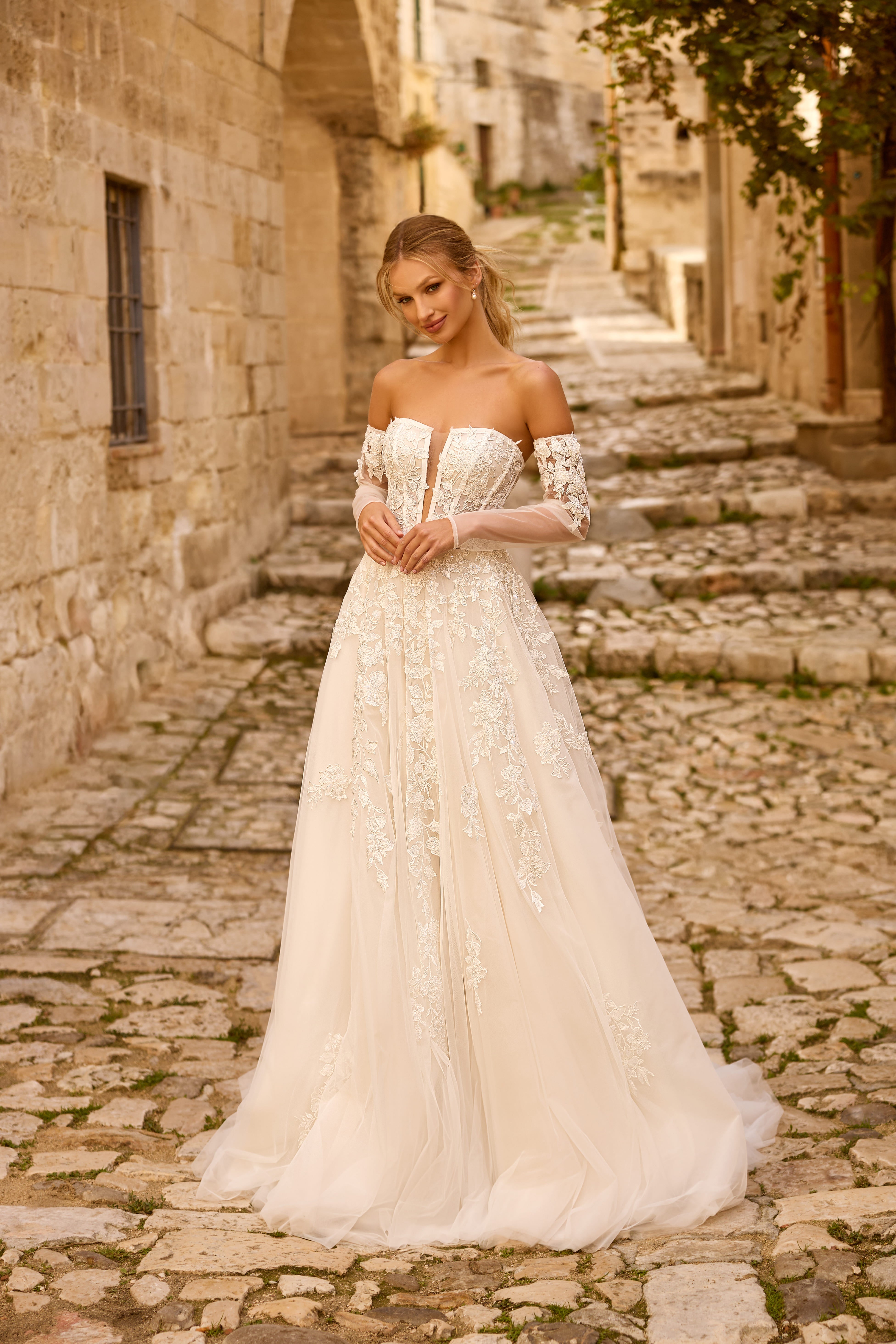 Robe de mariée 1774 – Robe bustier en dentelle avec manches amovibles