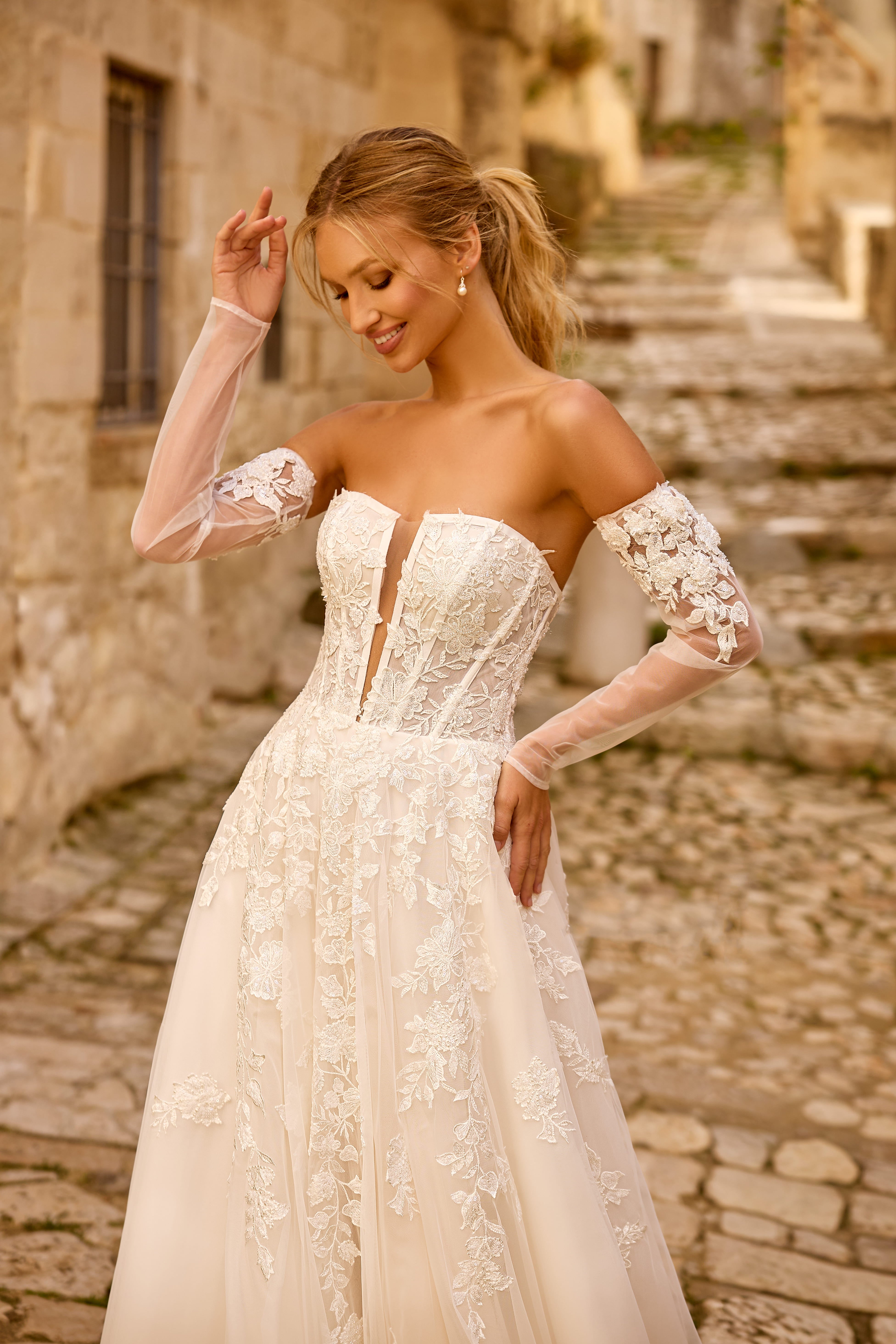 Robe de mariée 1774 – Robe bustier en dentelle avec manches amovibles