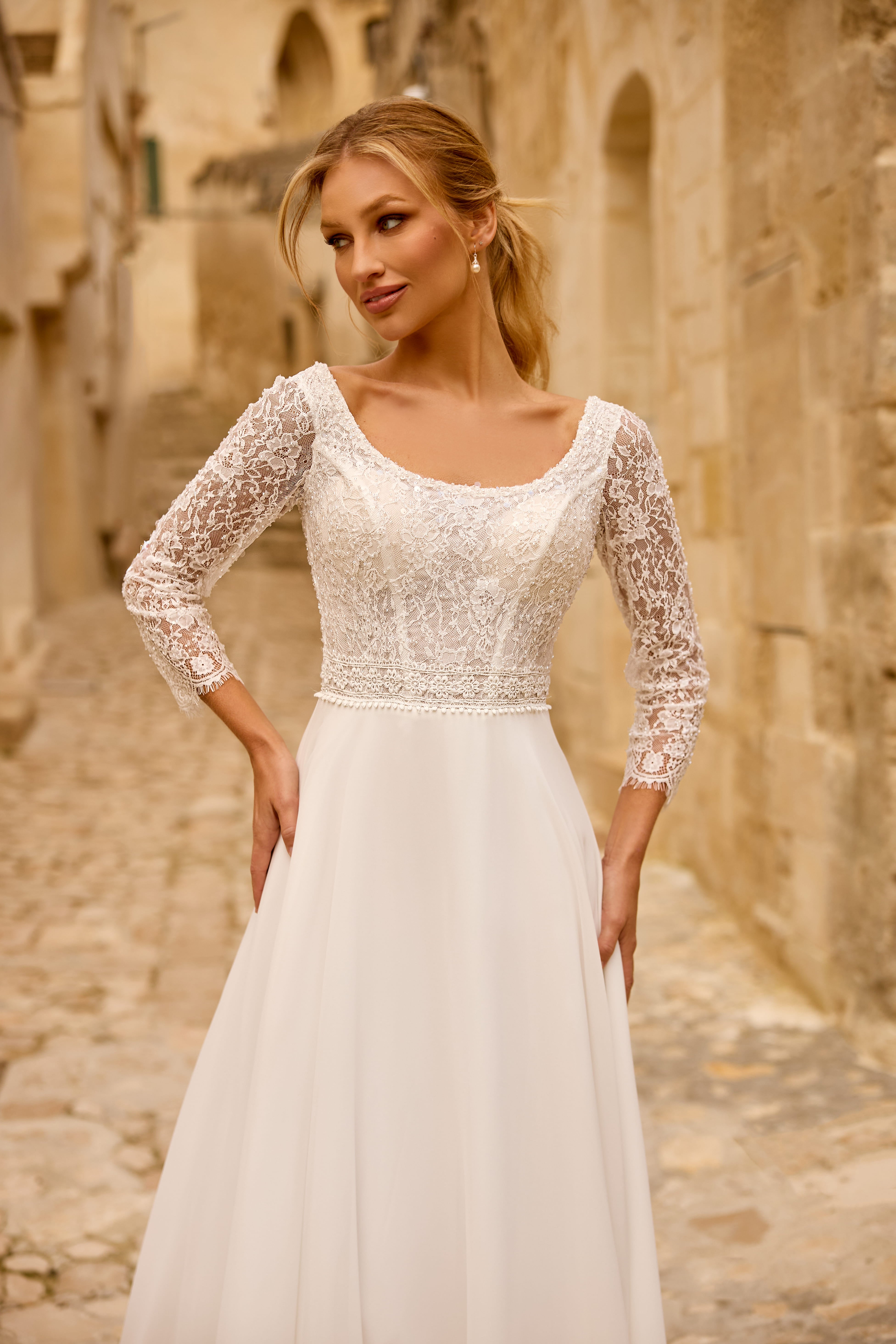 Robe de mariée 1776 – Robe ligne A à corsage en dentelle et manches longues