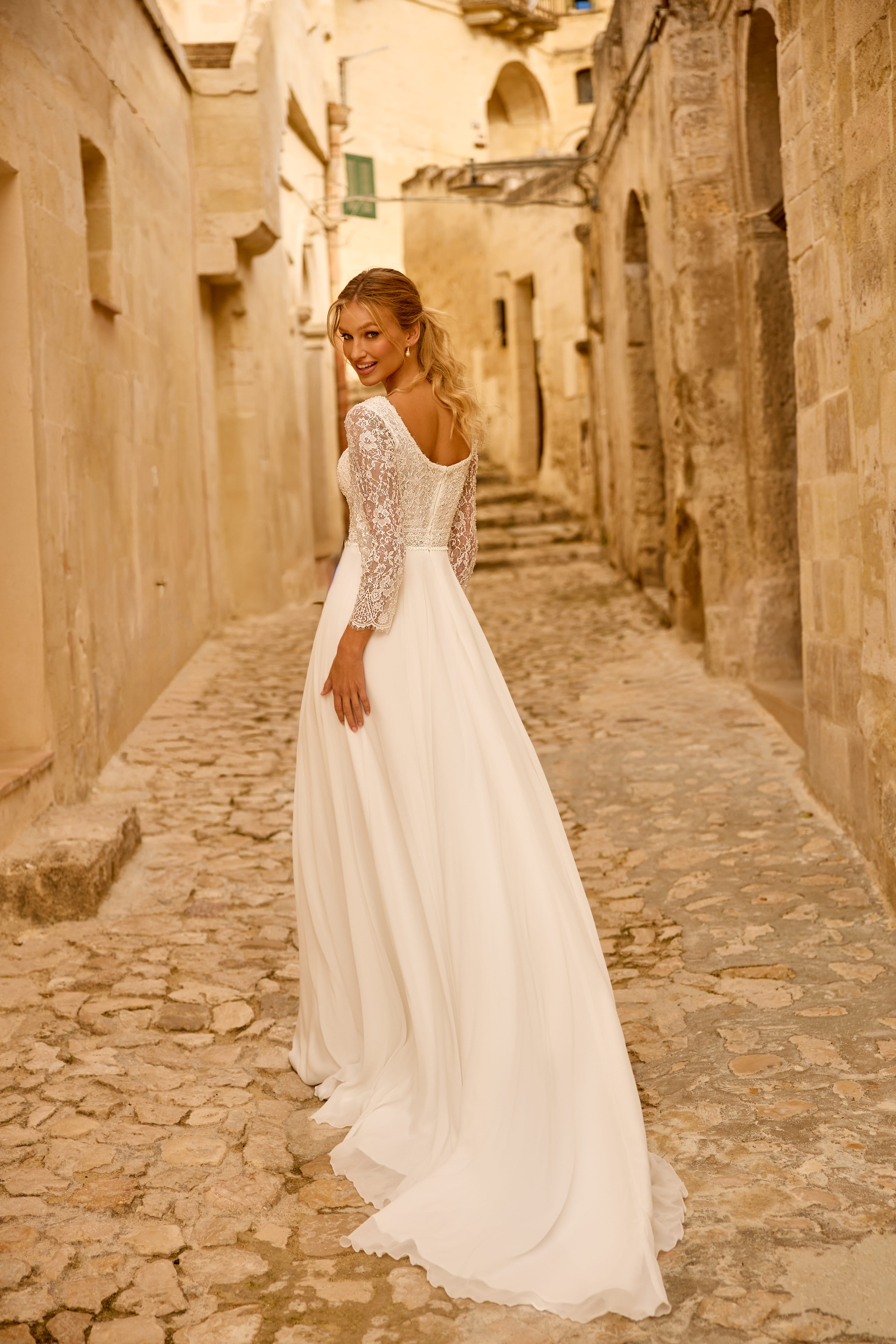 Hochzeitskleid 1776 – A-Linien-Kleid mit Spitzenoberteil und langen Ärmeln