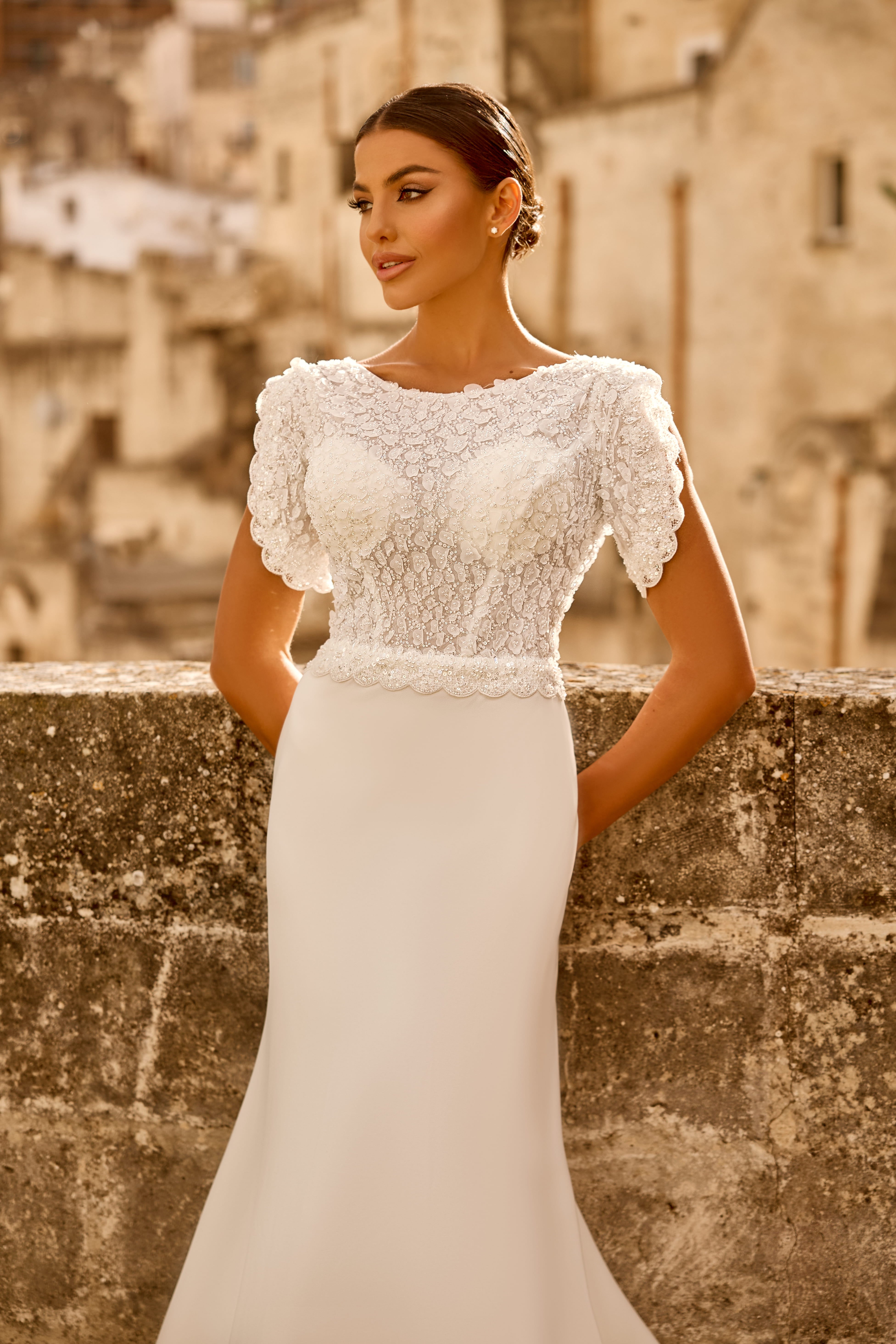 Robe de mariée 1779 – Robe élégante à manches courtes et traîne fluide